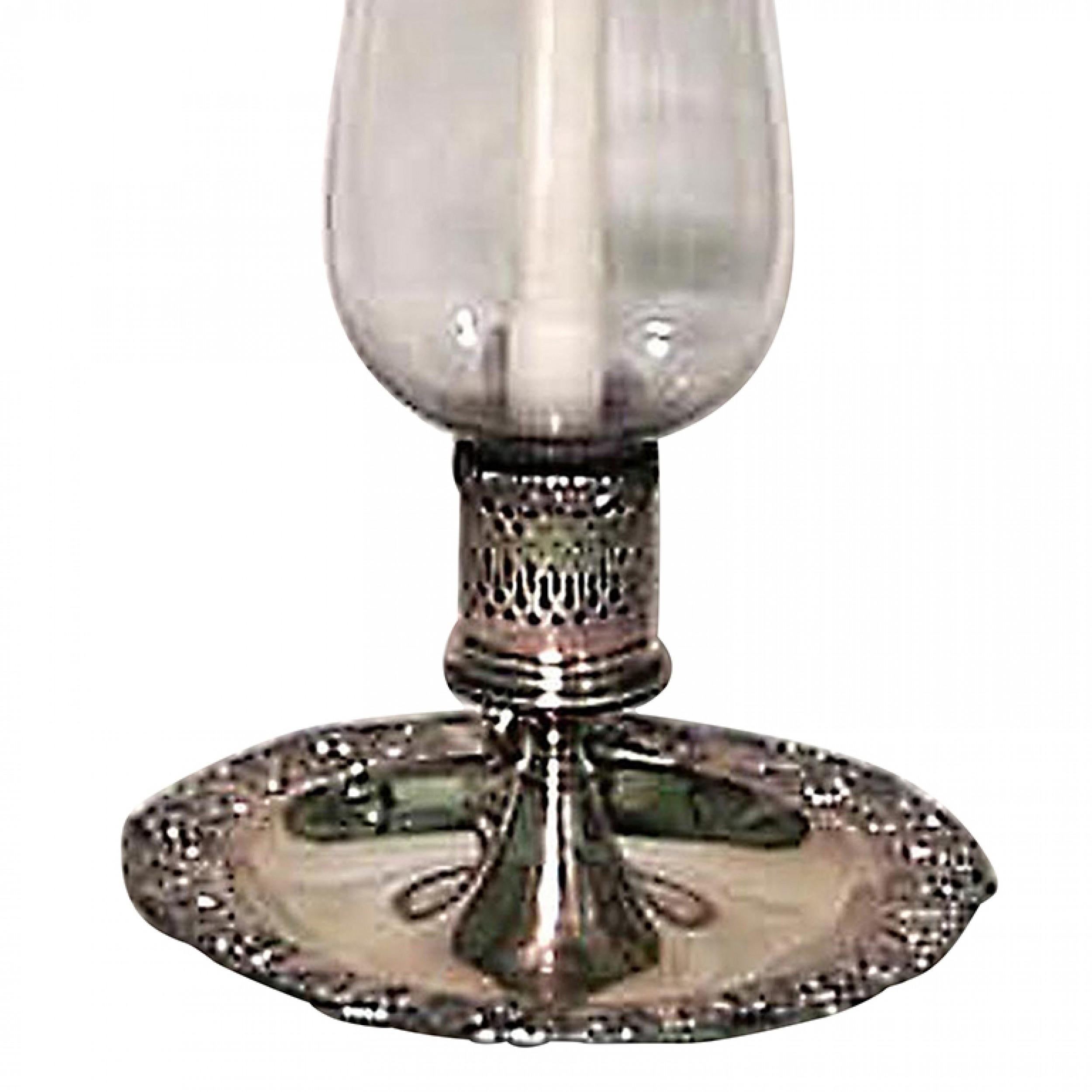 Fait main Paire de chandeliers victoriens anglais en métal argenté avec abat-jours en forme d'ouragan en vente