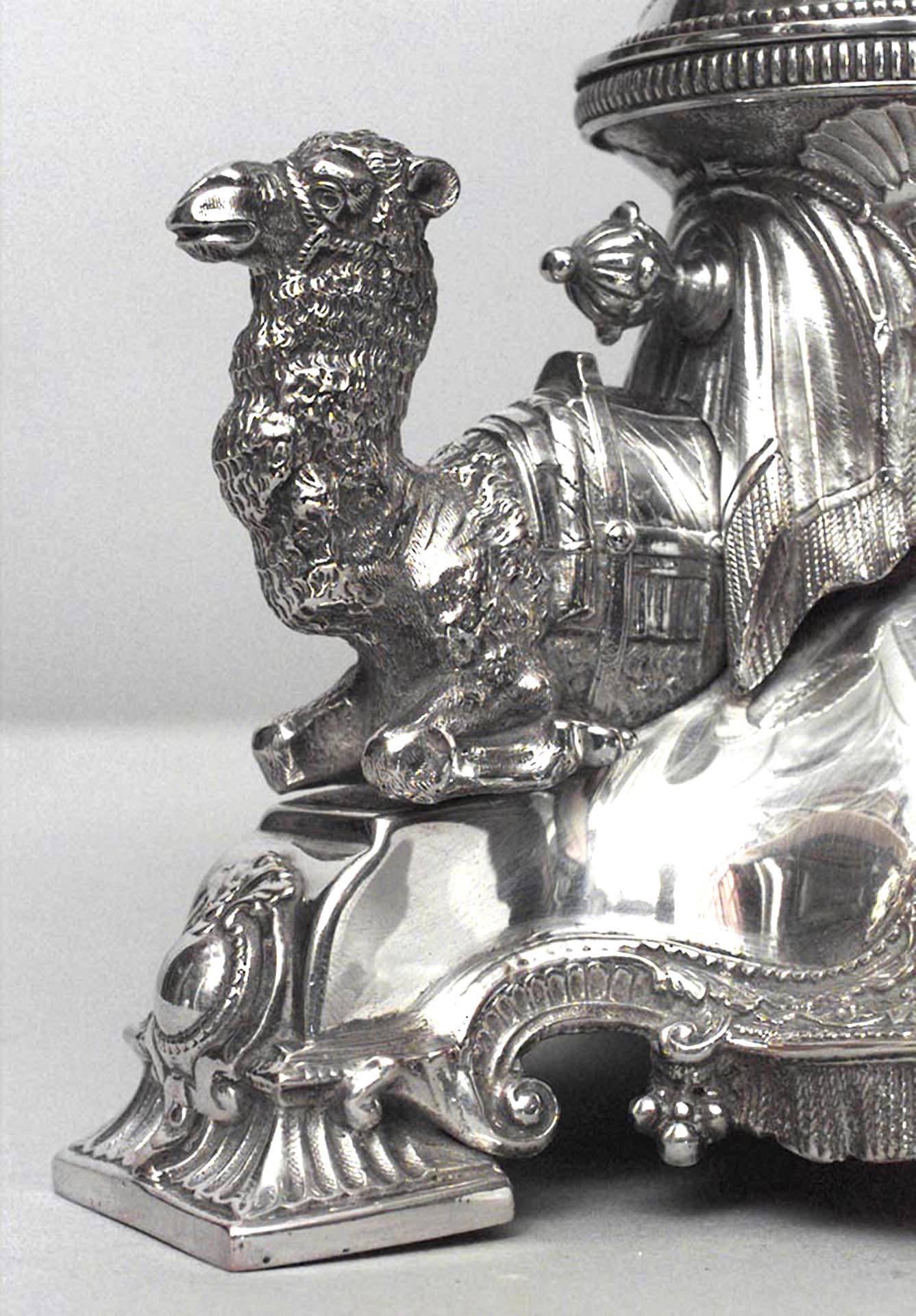 Paire de centres de table camel en métal argenté de style victorien anglais Bon état - En vente à New York, NY