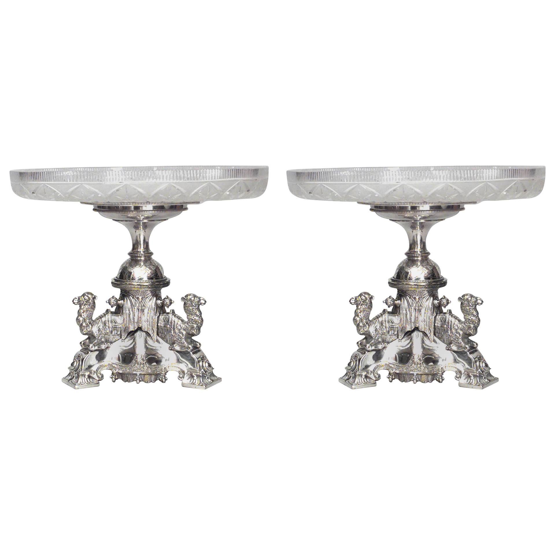 Paire de centres de table camel en métal argenté de style victorien anglais