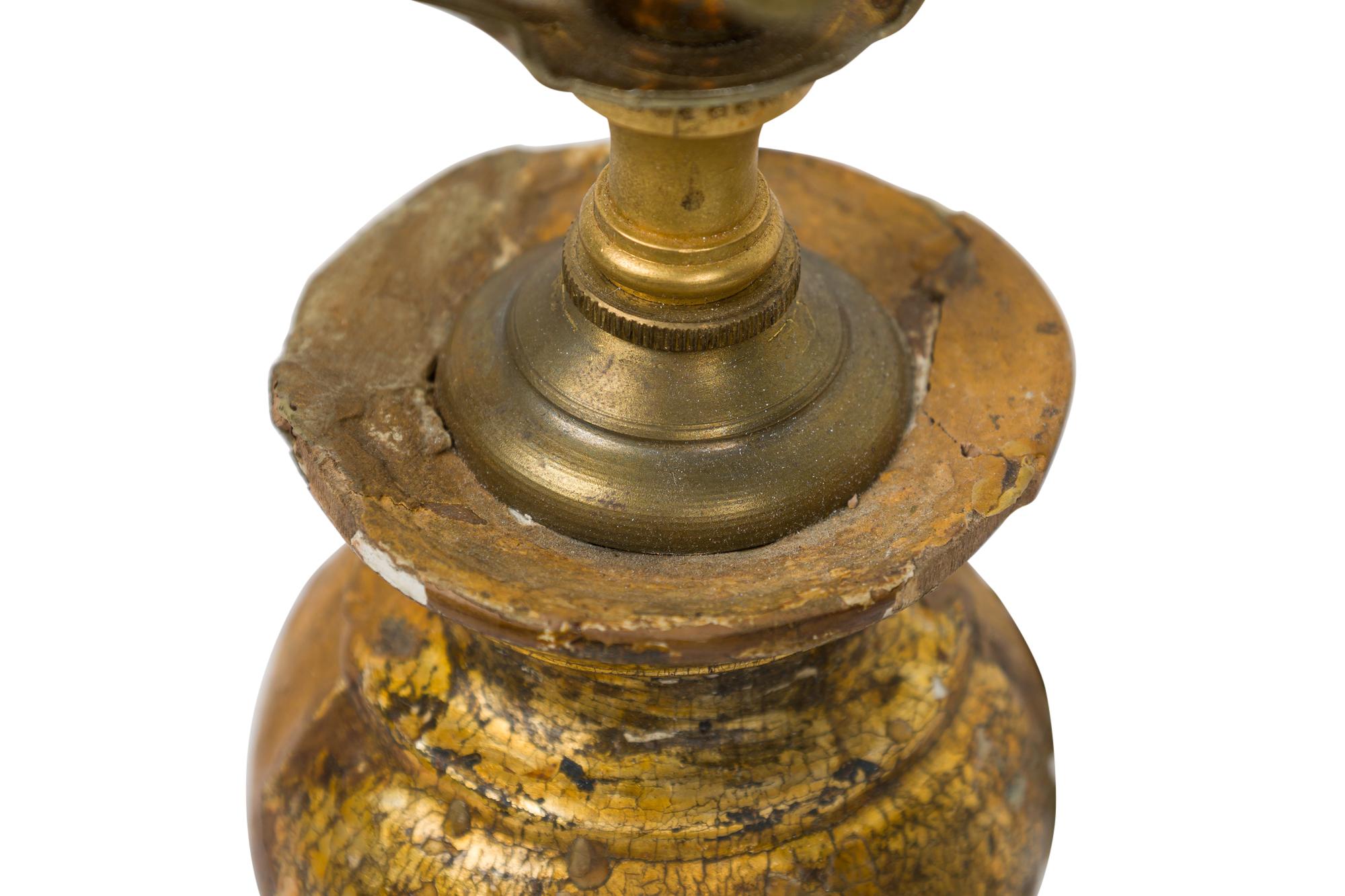 Coppia di piccole lampade da tavolo inglesi vittoriane in legno dorato in vendita 2