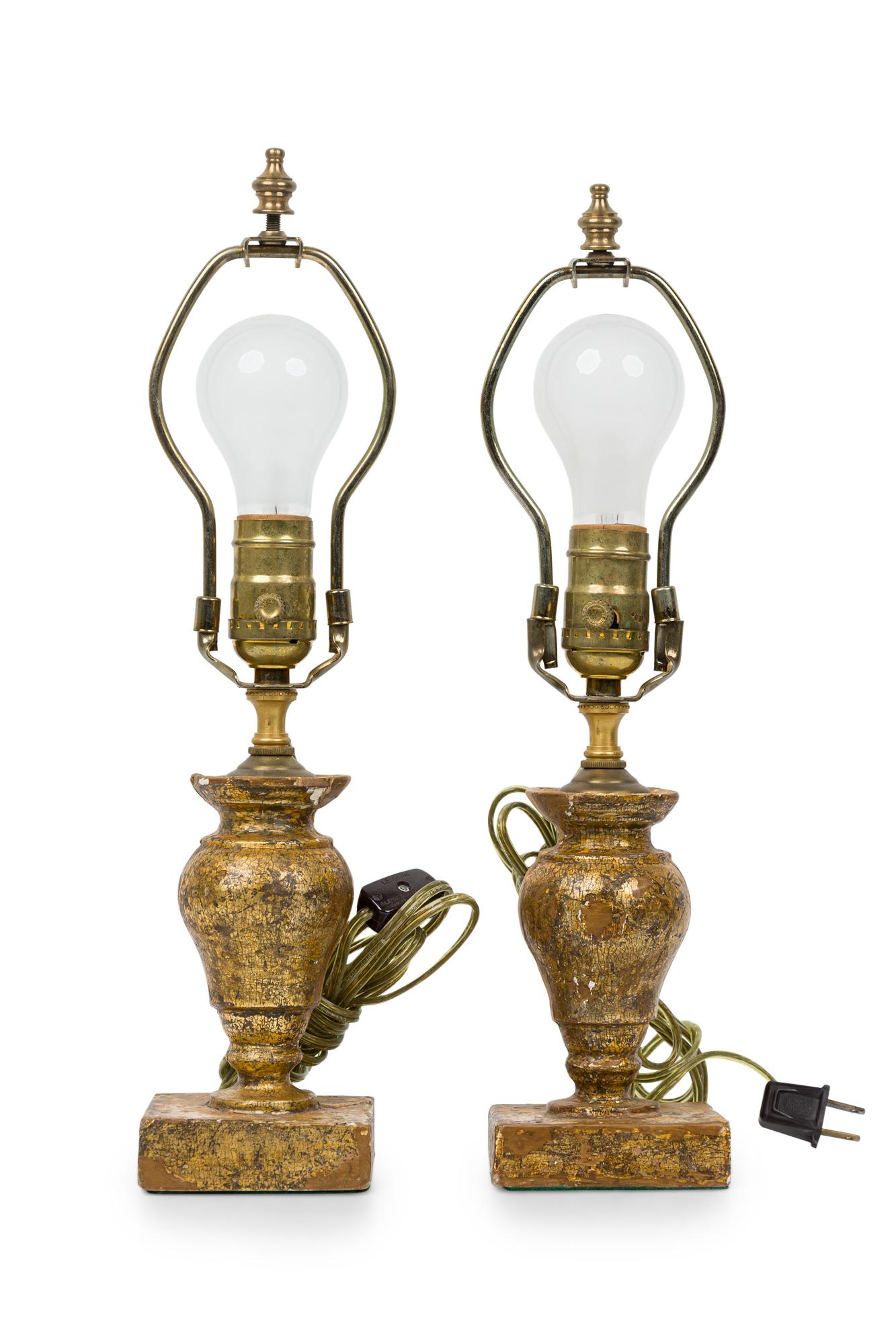 COPPIA di piccole lampade da tavolo inglesi vittoriane in legno dorato con base quadrata (PREZZO IN COPPIA)