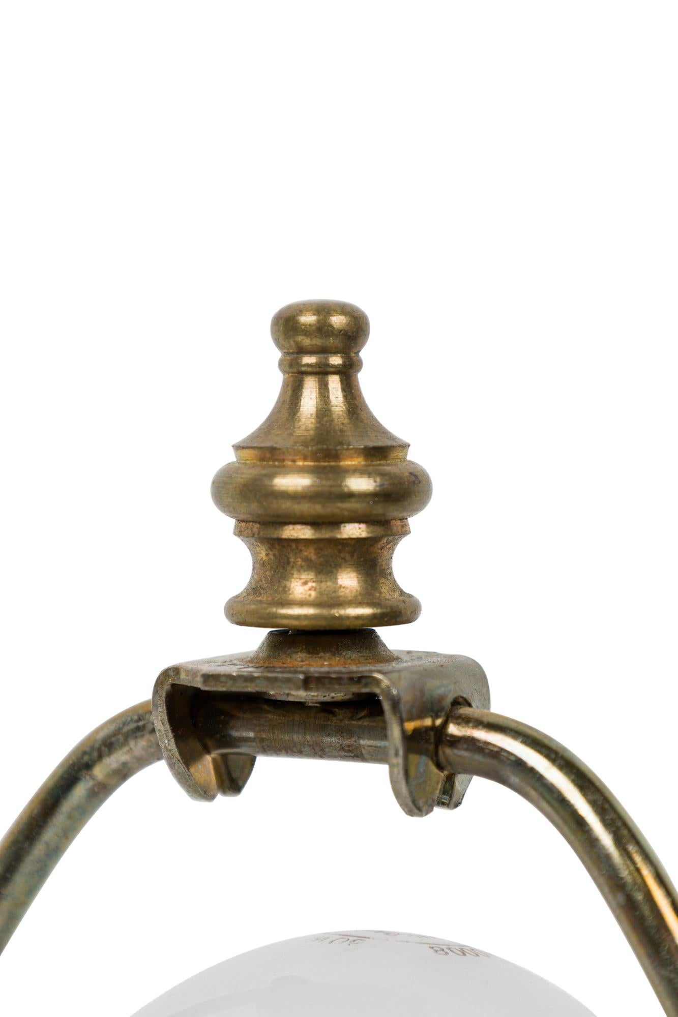 Coppia di piccole lampade da tavolo inglesi vittoriane in legno dorato in vendita 1