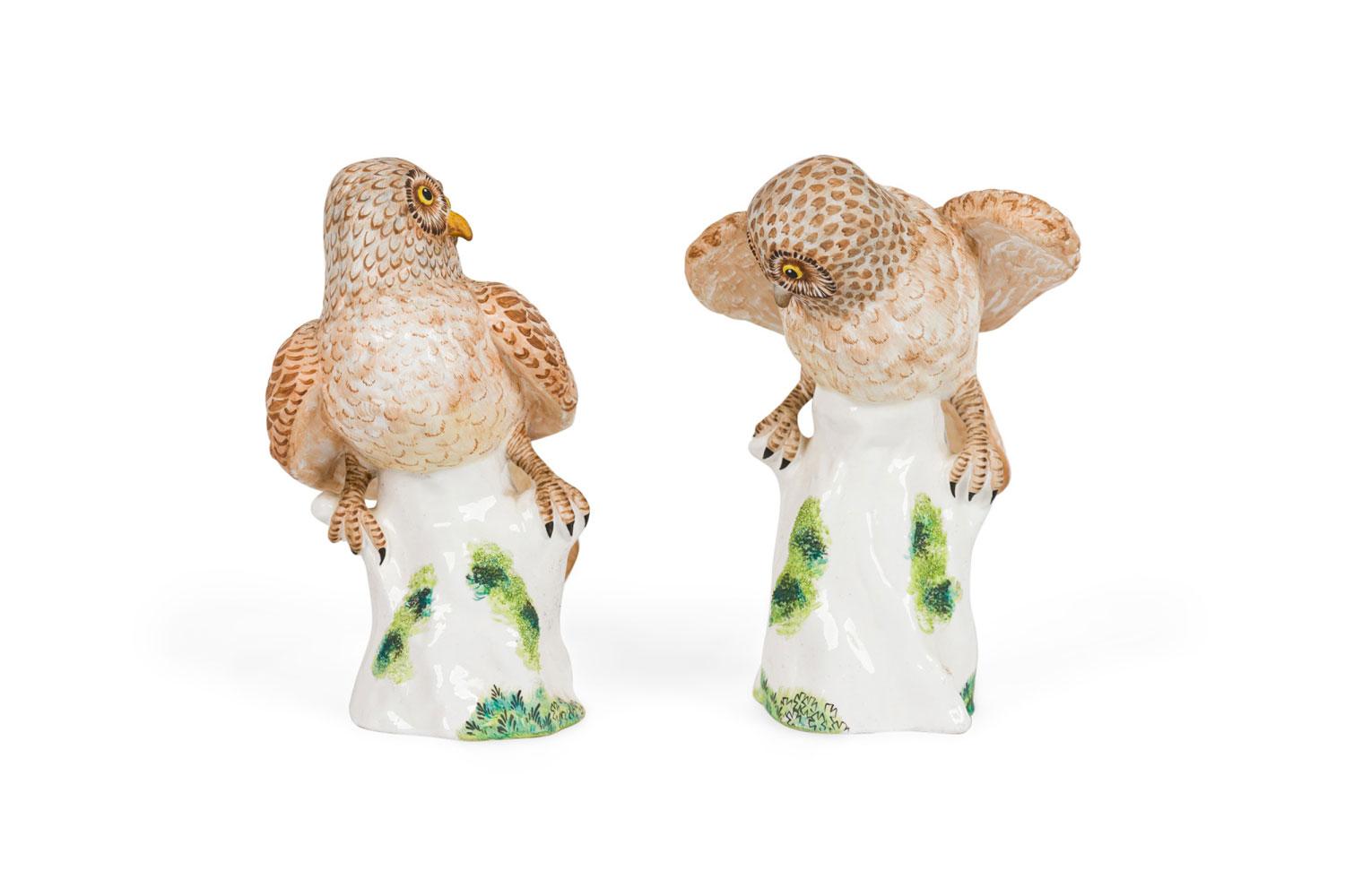 Pärchen von kleinen englischen Keramikfiguren im viktorianischen Stil mit braunen Federn und leicht ausgebreiteten Flügeln, die auf einer weißen Felsformation sitzen (Staffordshire und vom Künstler signiert) (PREIS PRO PÄRCHEN)