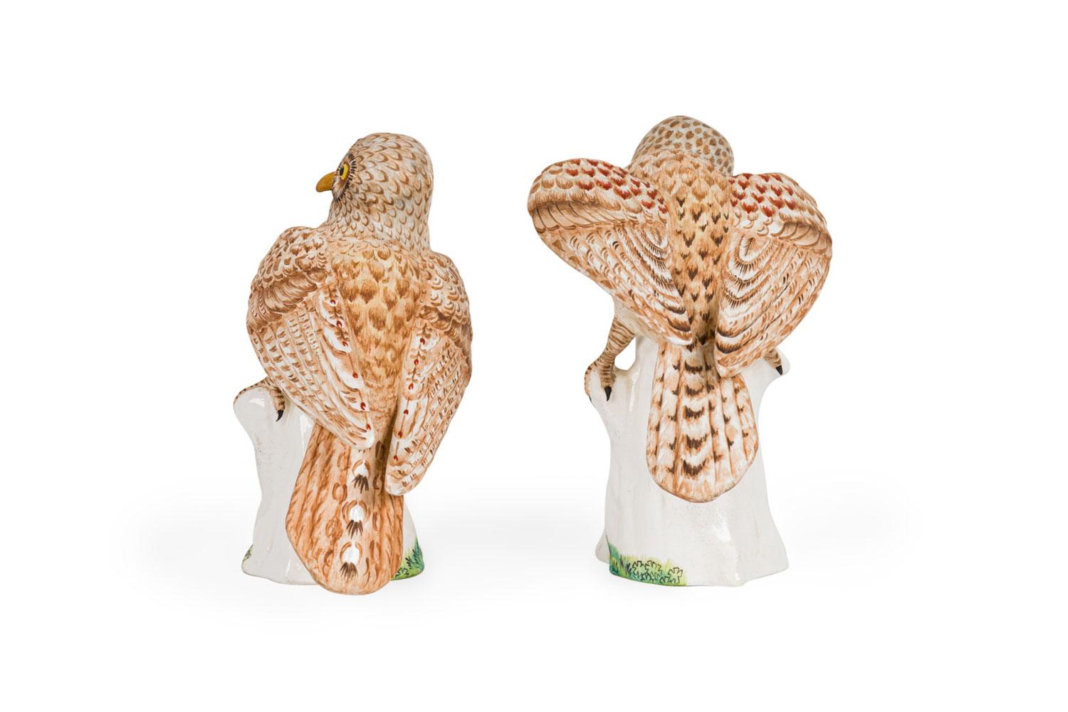 Paar englische viktorianische Staffordshire Kleine keramische Falken-Tauben Figuren (Britisch) im Angebot