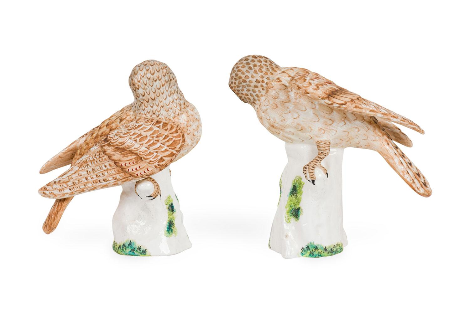 Paar englische viktorianische Staffordshire Kleine keramische Falken-Tauben Figuren im Zustand „Gut“ im Angebot in Queens, NY