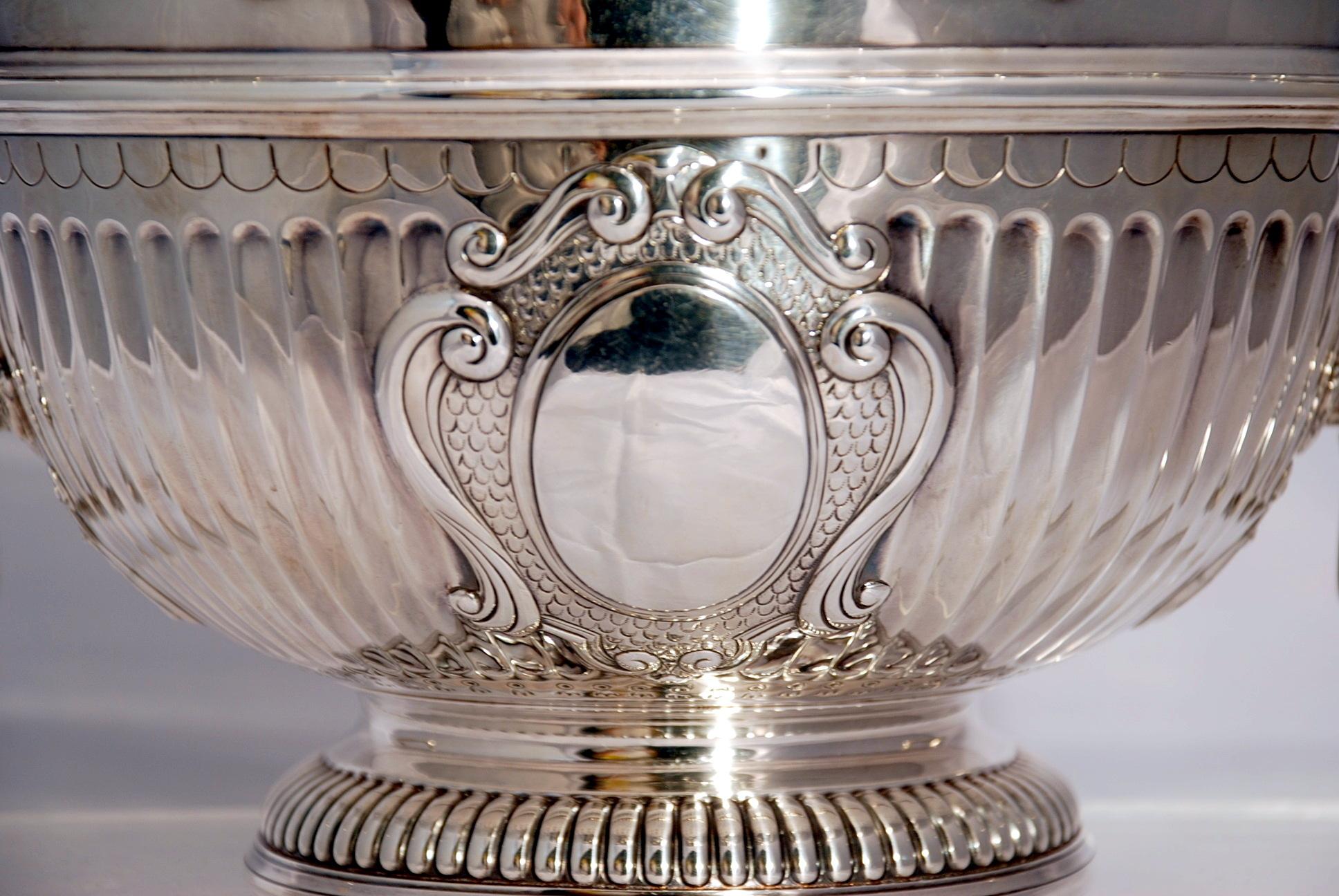 Pair of English Victorian Sterling Silver Monteith Centerpiece Bowls In Good Condition In New York, NY