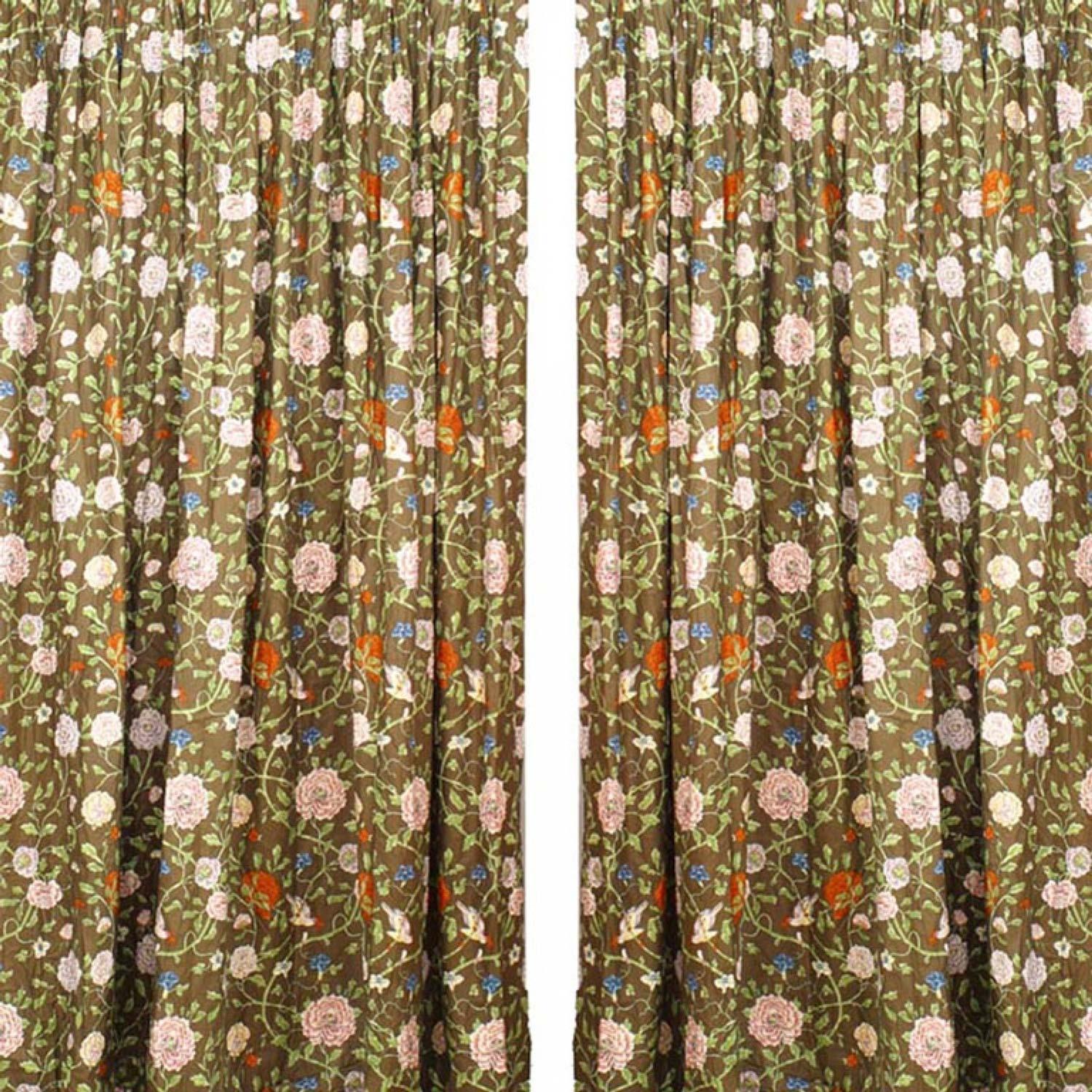 Inconnu Pair of English Victorian Style Cotton Drapes with Flowering Drapes en vente