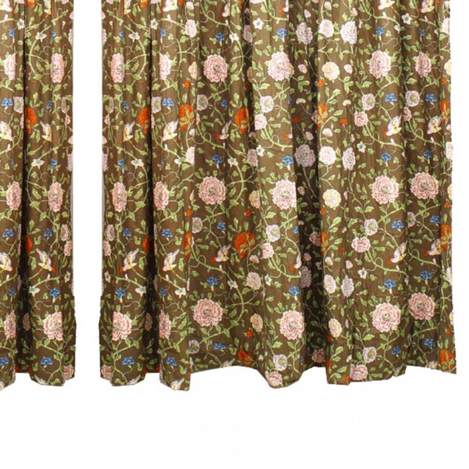 Pair of English Victorian Style Cotton Drapes with Flowering Drapes Bon état - En vente à Queens, NY