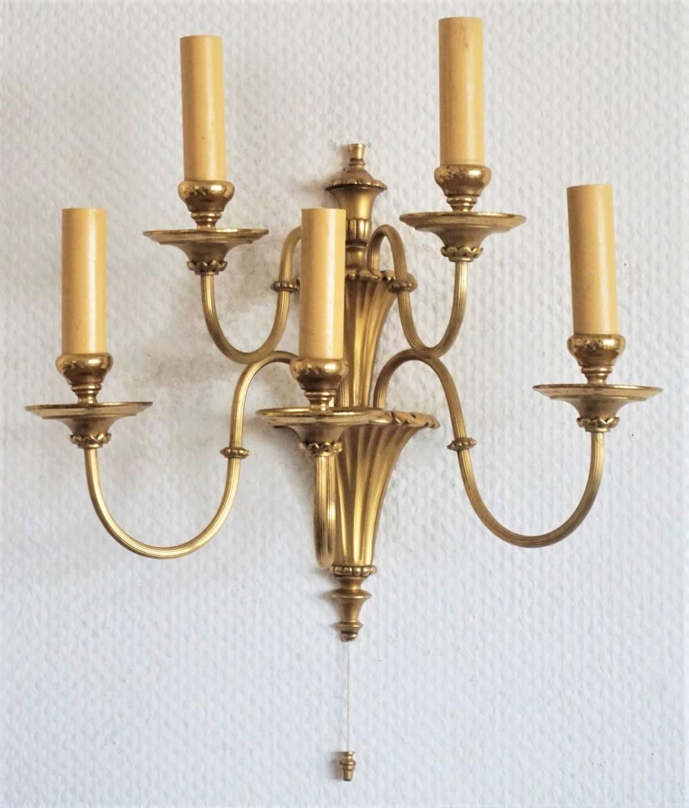 A pair of four Victorian style gilt brass wall sconces with five scrolling arms and a fluted conical base, England, late 19th century. The sconces have been electrified and refinished to its original shine. Four sconces available.
Five E14