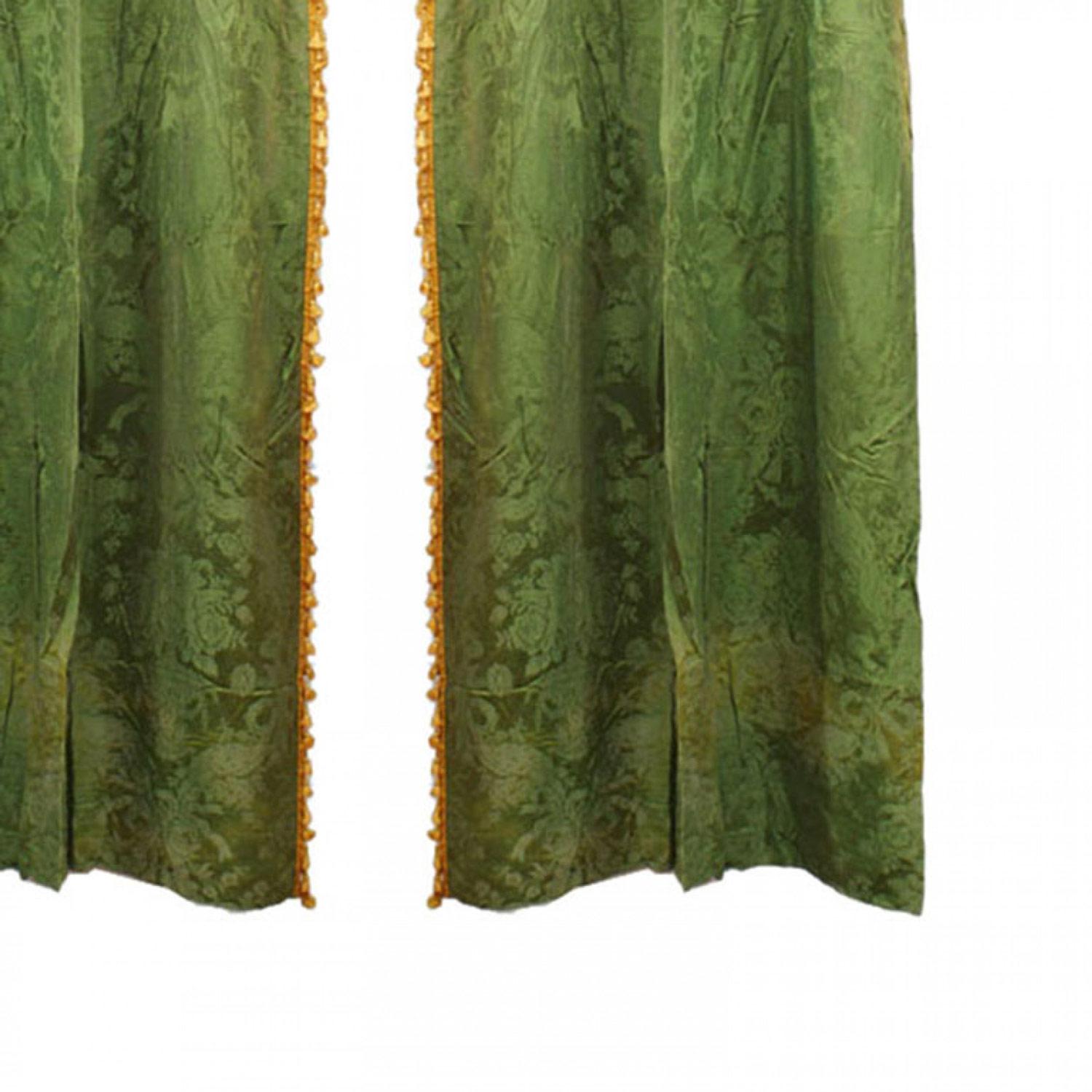 Paire de rideaux anglais de style victorien en damas vert avec glands dorés Bon état - En vente à Queens, NY