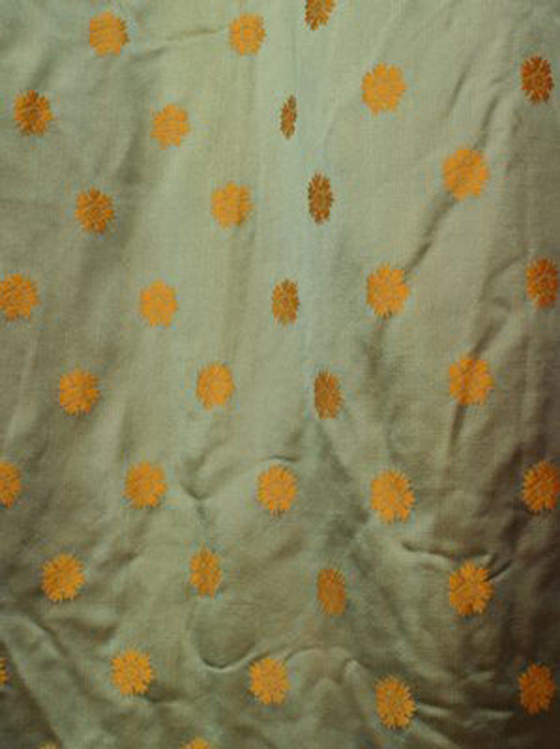 COPPIA di drappi in seta verde con motivo a testa di fiori dorati (PREZZO A COPPIA).