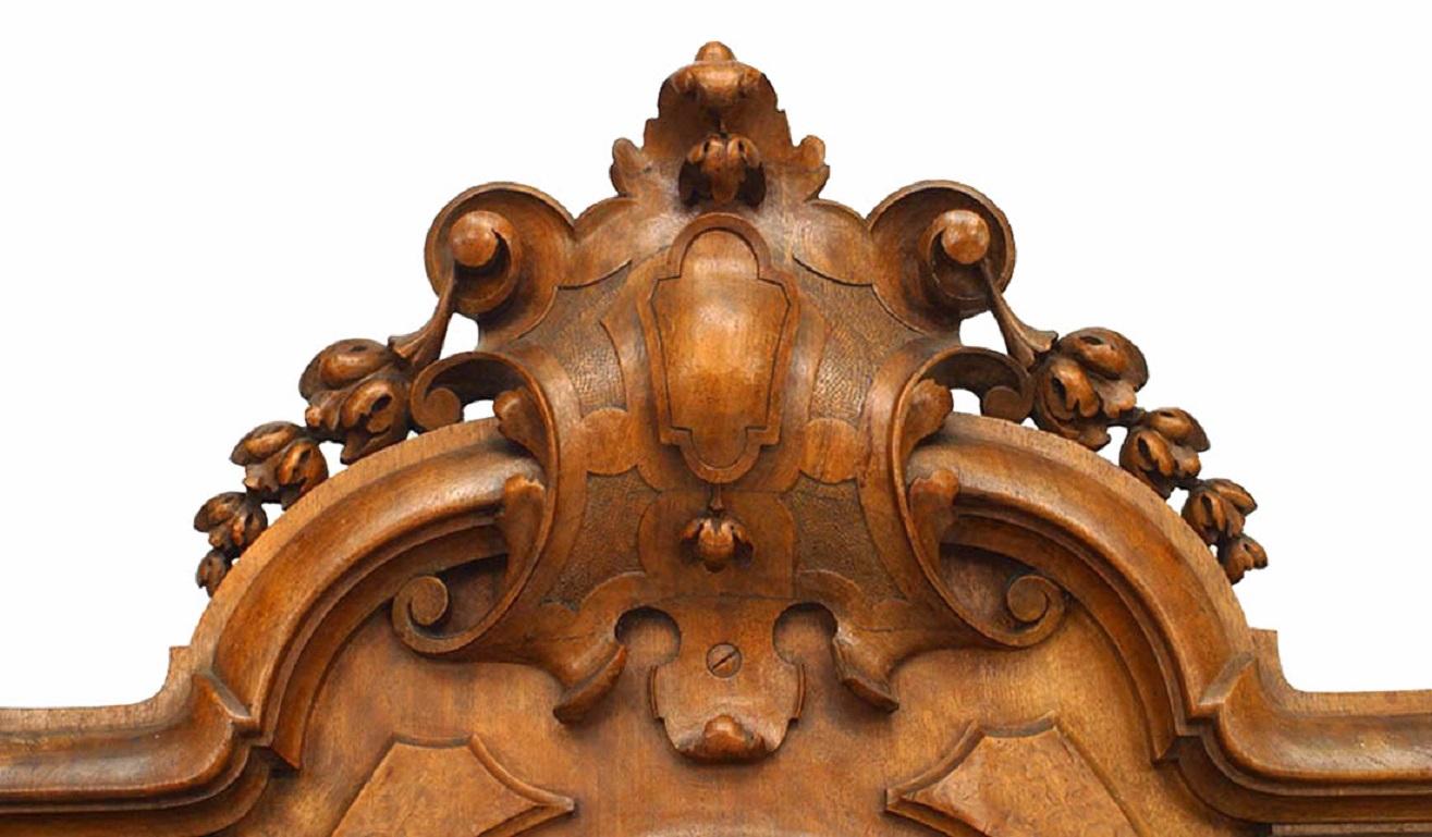 Pareja de reloj de pared y barómetro ingleses victorianos de nogal y nogal burilado con la parte superior e inferior talladas.(PRECIADOS COMO PAR)(No funcionan).
 