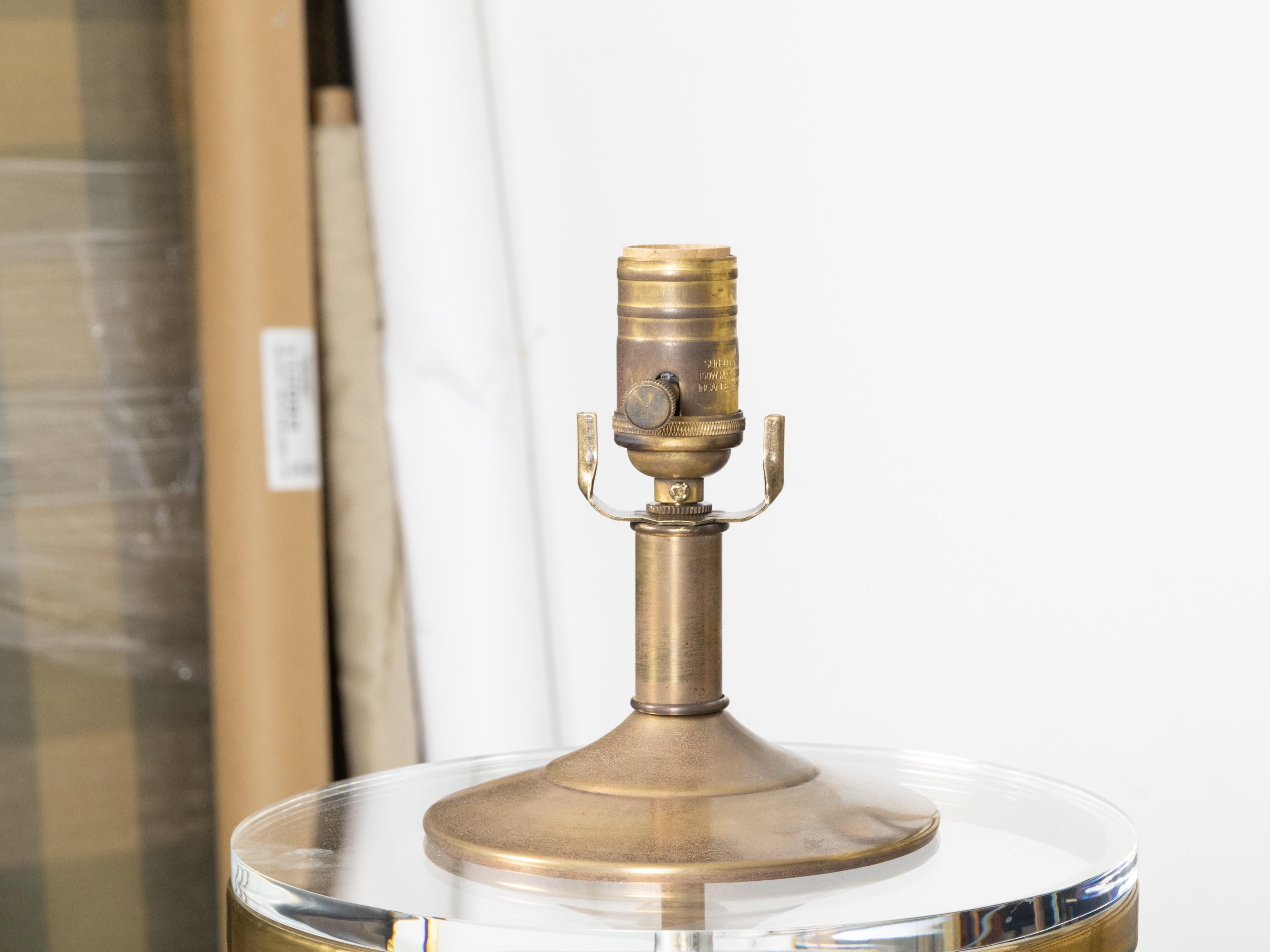 Laiton Paire de lampes anglaises vintage en laiton et verre avec motifs ajourés sur lucite en vente