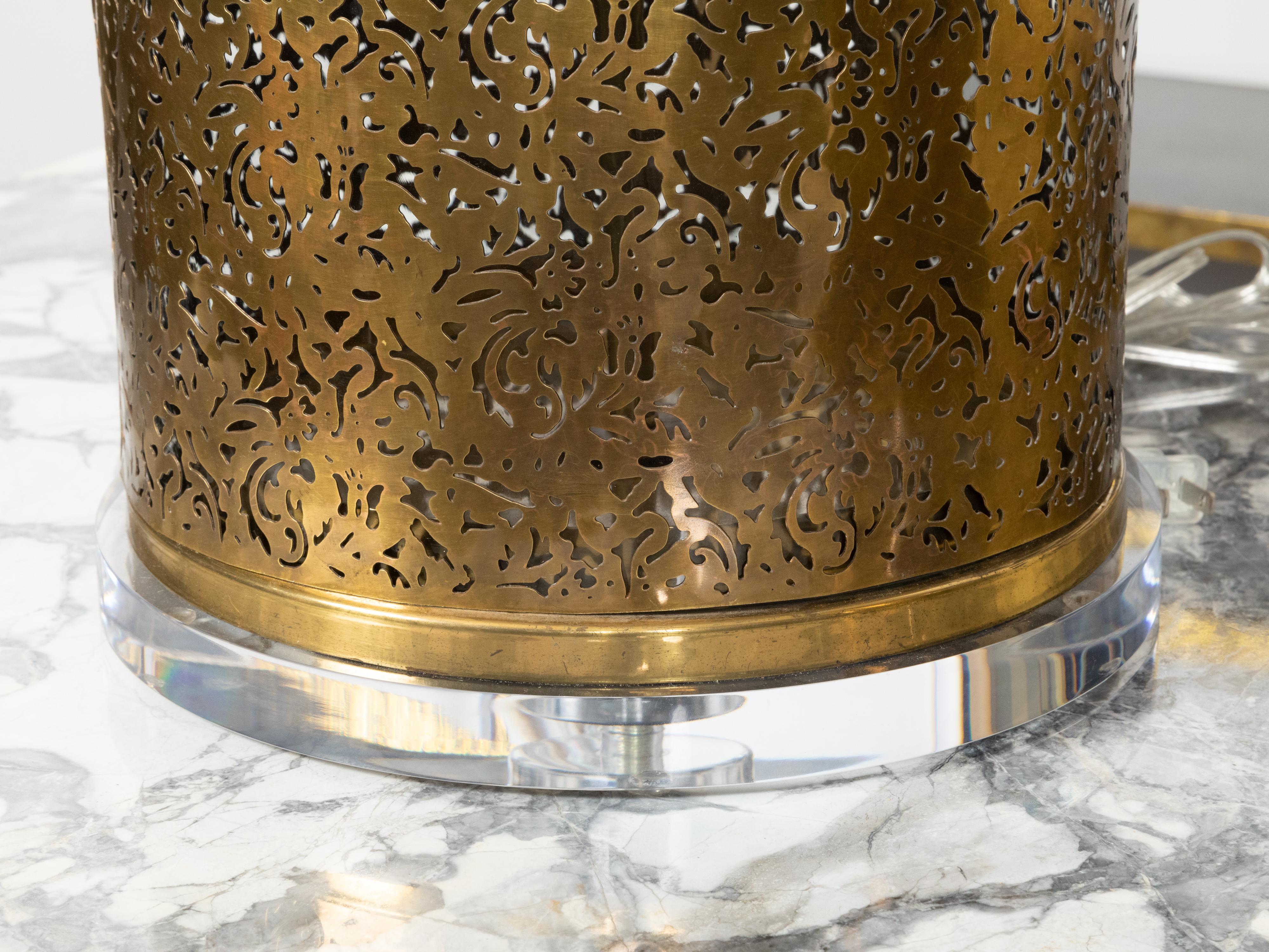 Coppia di lampade inglesi d'epoca in ottone e vetro con motivi traforati su lucite in vendita 3