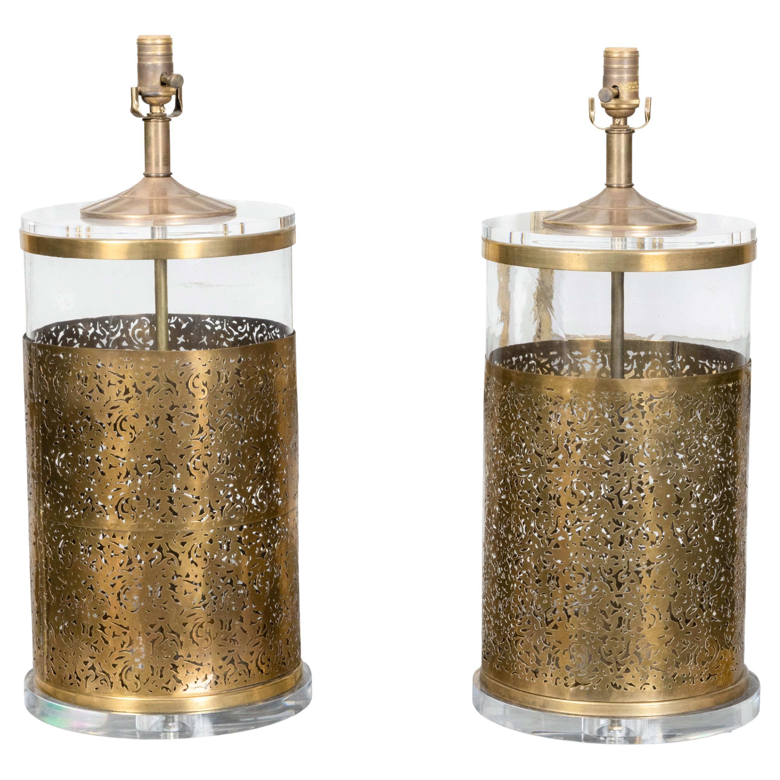 Paire de lampes anglaises vintage en laiton et verre avec motifs ajourés sur lucite en vente