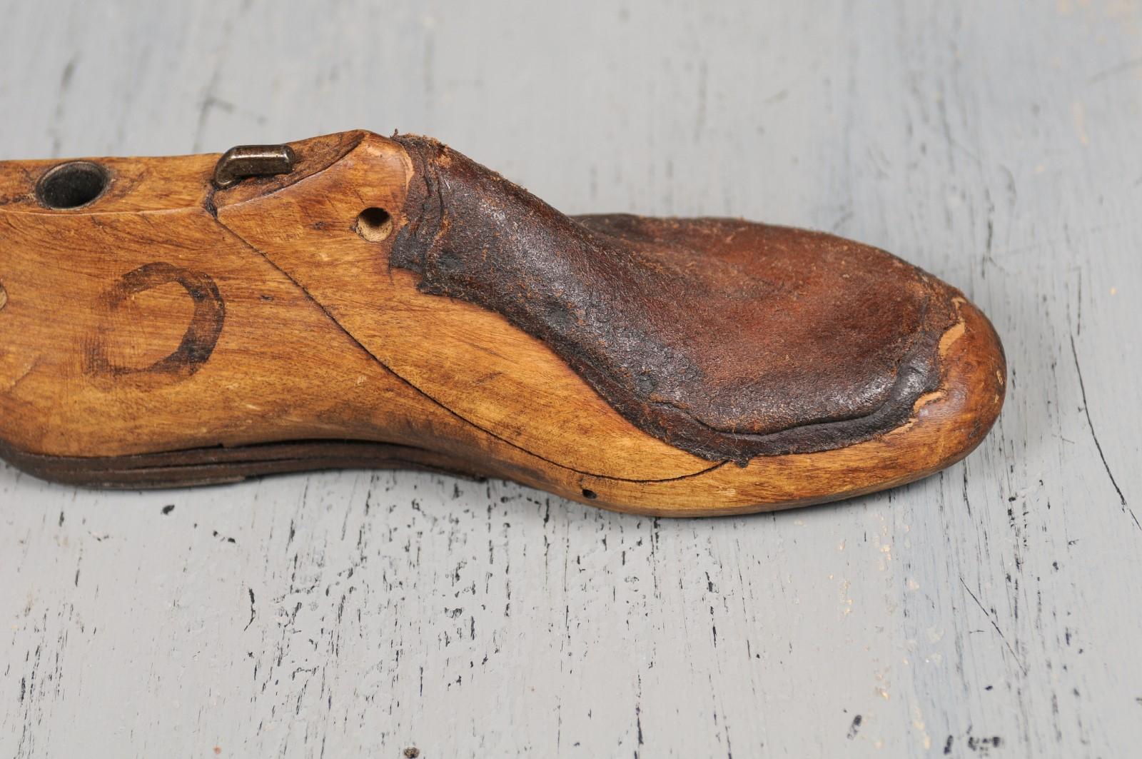 Industrial Pair of English Vintage Wood and Leather Handmade Cobbler's Shoe Lasts For Sale