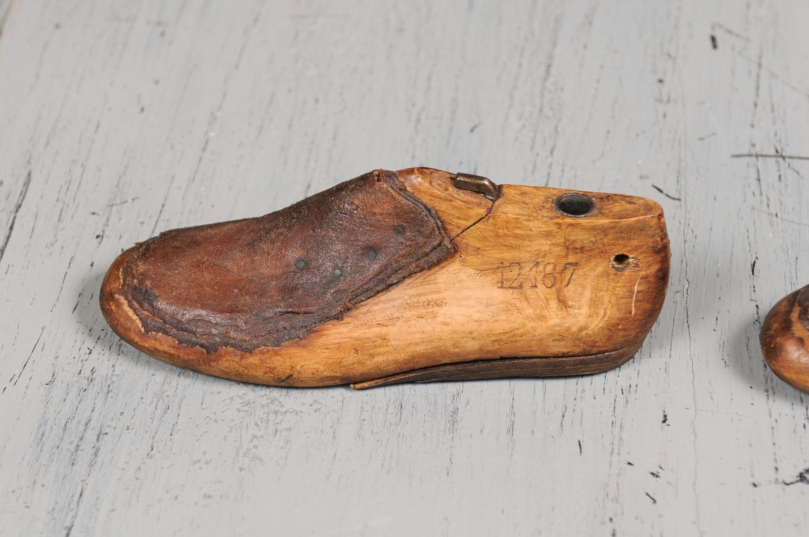 20th Century Pair of English Vintage Wood and Leather Handmade Cobbler's Shoe Lasts For Sale