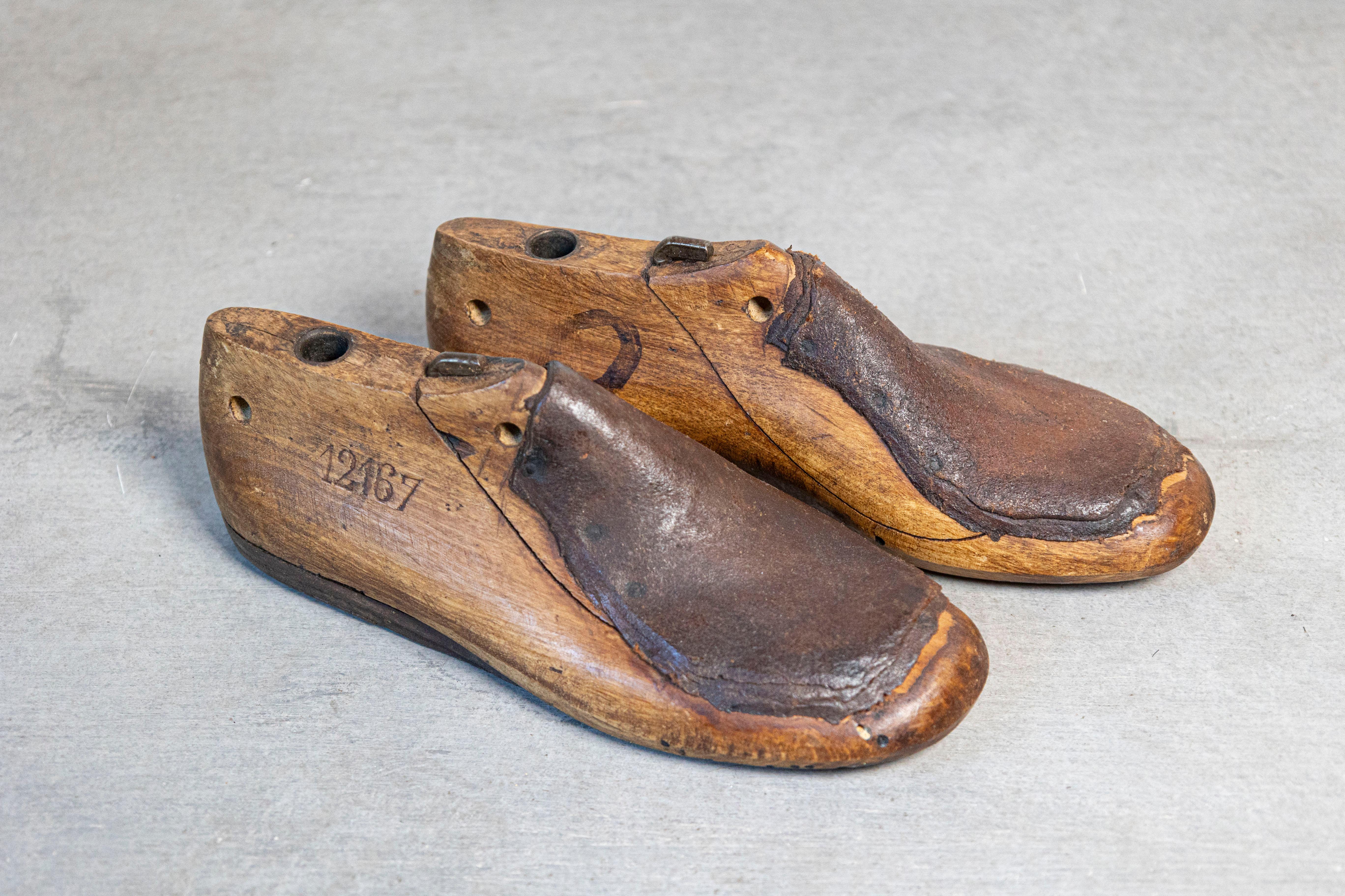 Industrial Pair of English Vintage Wood and Leather Handmade Cobbler's Shoe Lasts For Sale