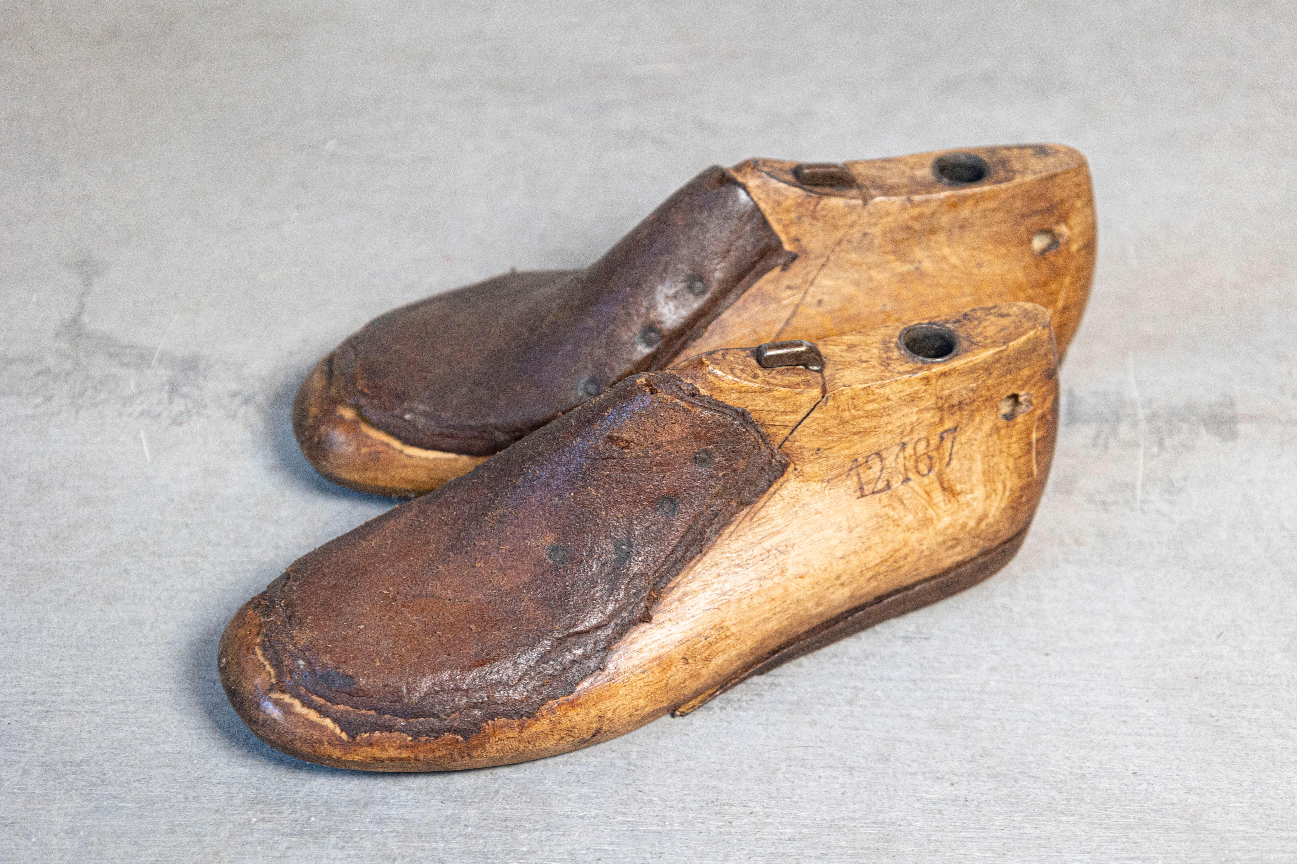 Pair of English Vintage Wood and Leather Handmade Cobbler's Shoe Lasts In Good Condition For Sale In Atlanta, GA