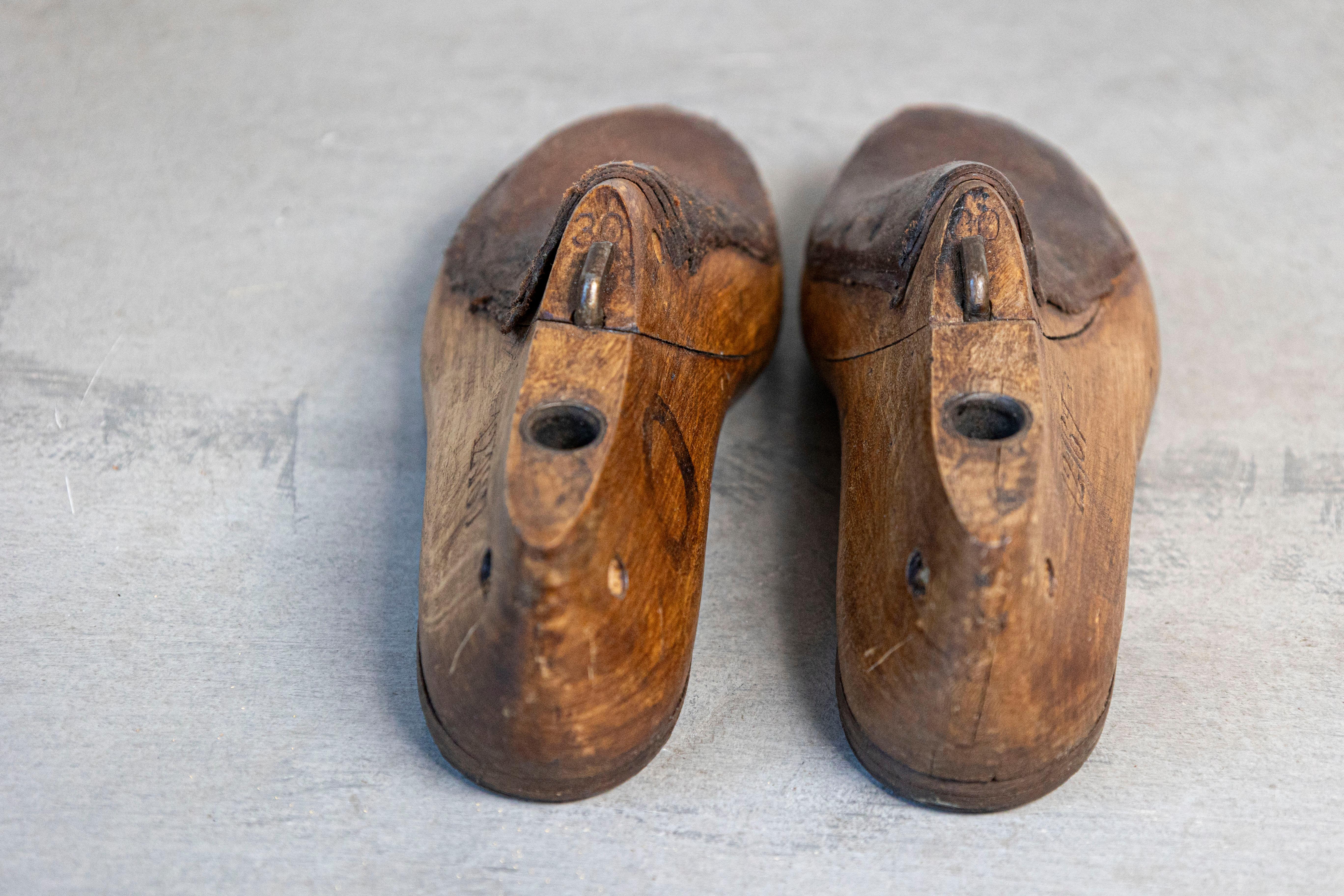 20th Century Pair of English Vintage Wood and Leather Handmade Cobbler's Shoe Lasts For Sale