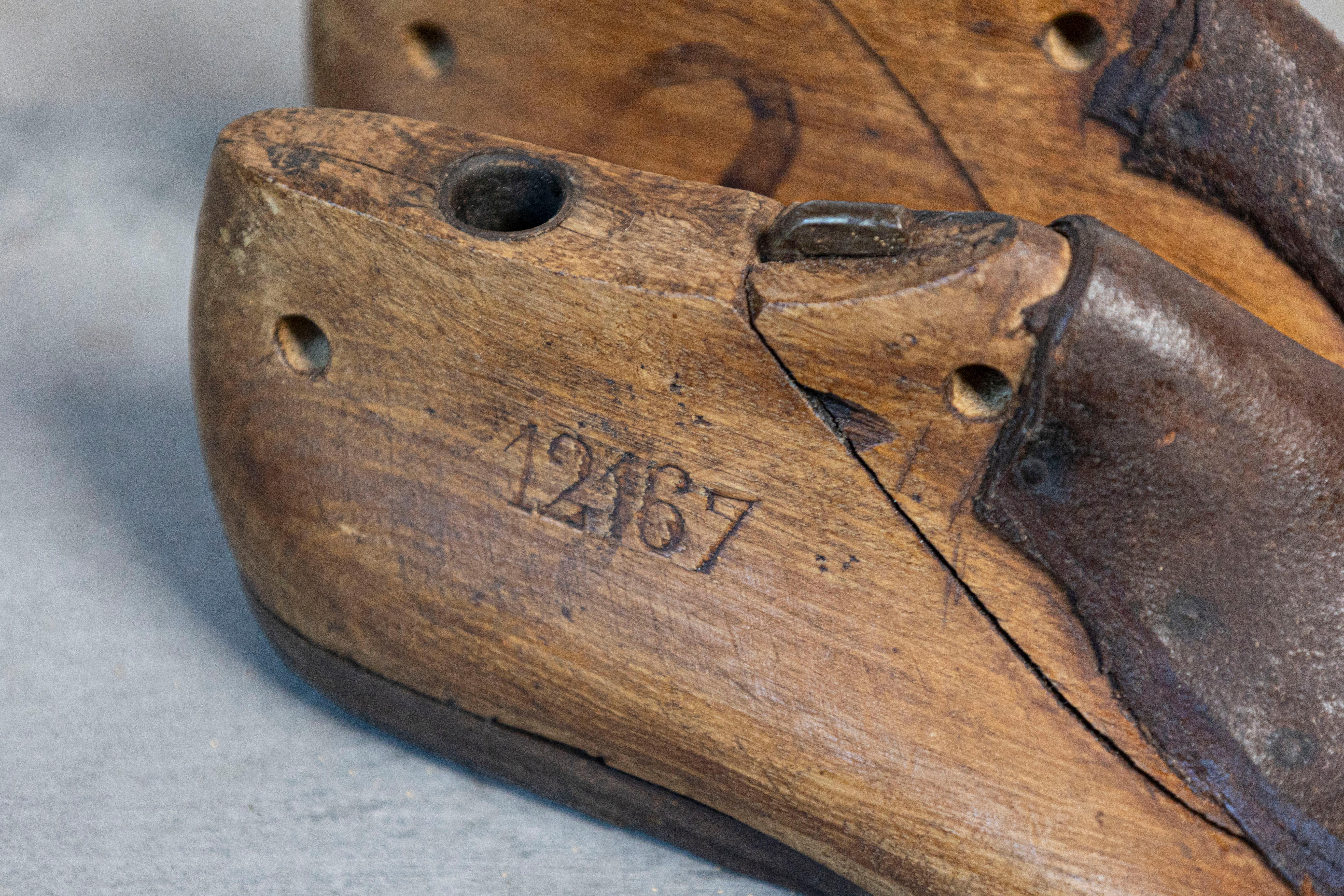 Pair of English Vintage Wood and Leather Handmade Cobbler's Shoe Lasts For Sale 1