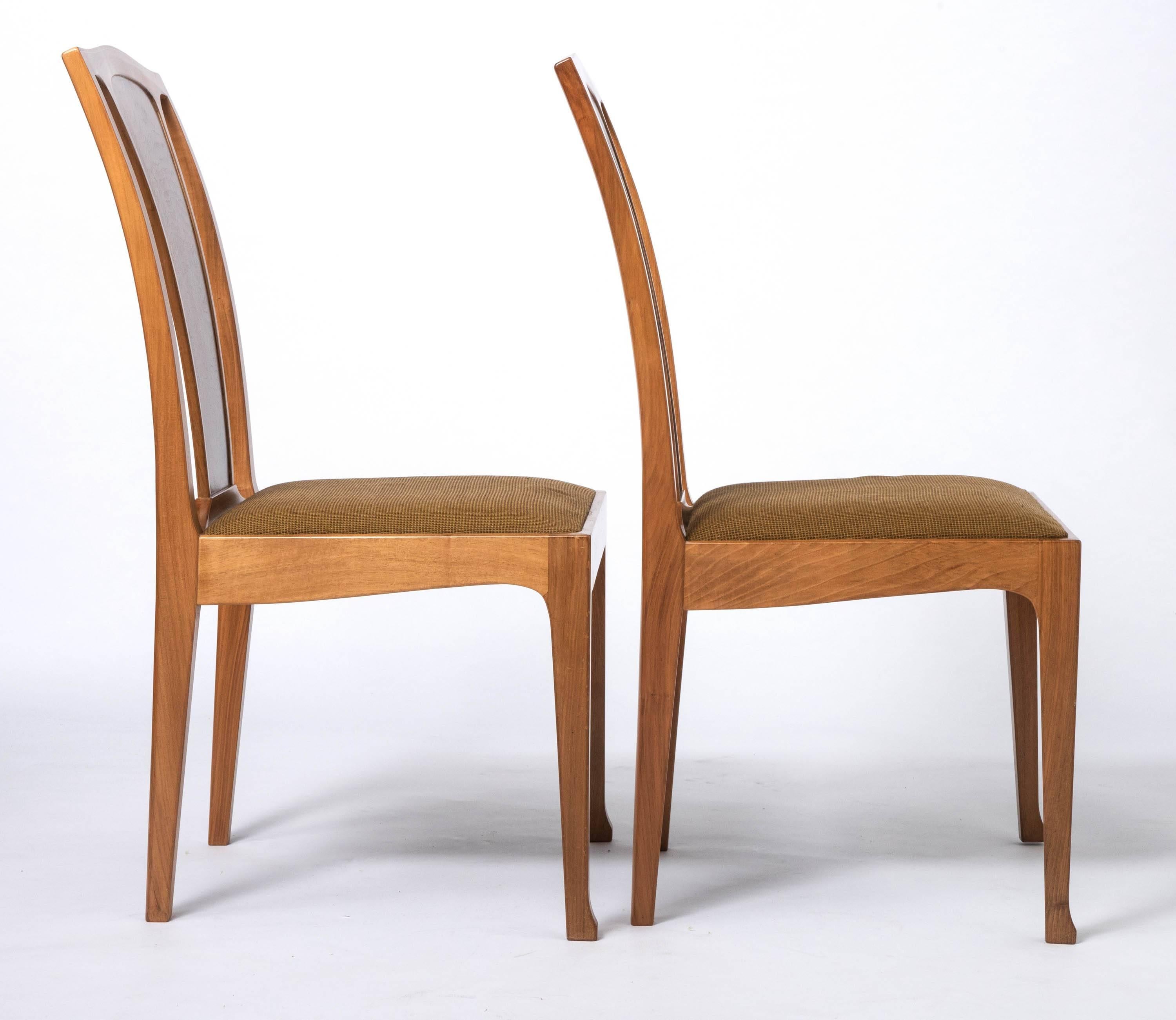Pair of English Walnut Chairs by Edward Barnsley, England, circa 1969 In Excellent Condition For Sale In Macclesfield, Cheshire