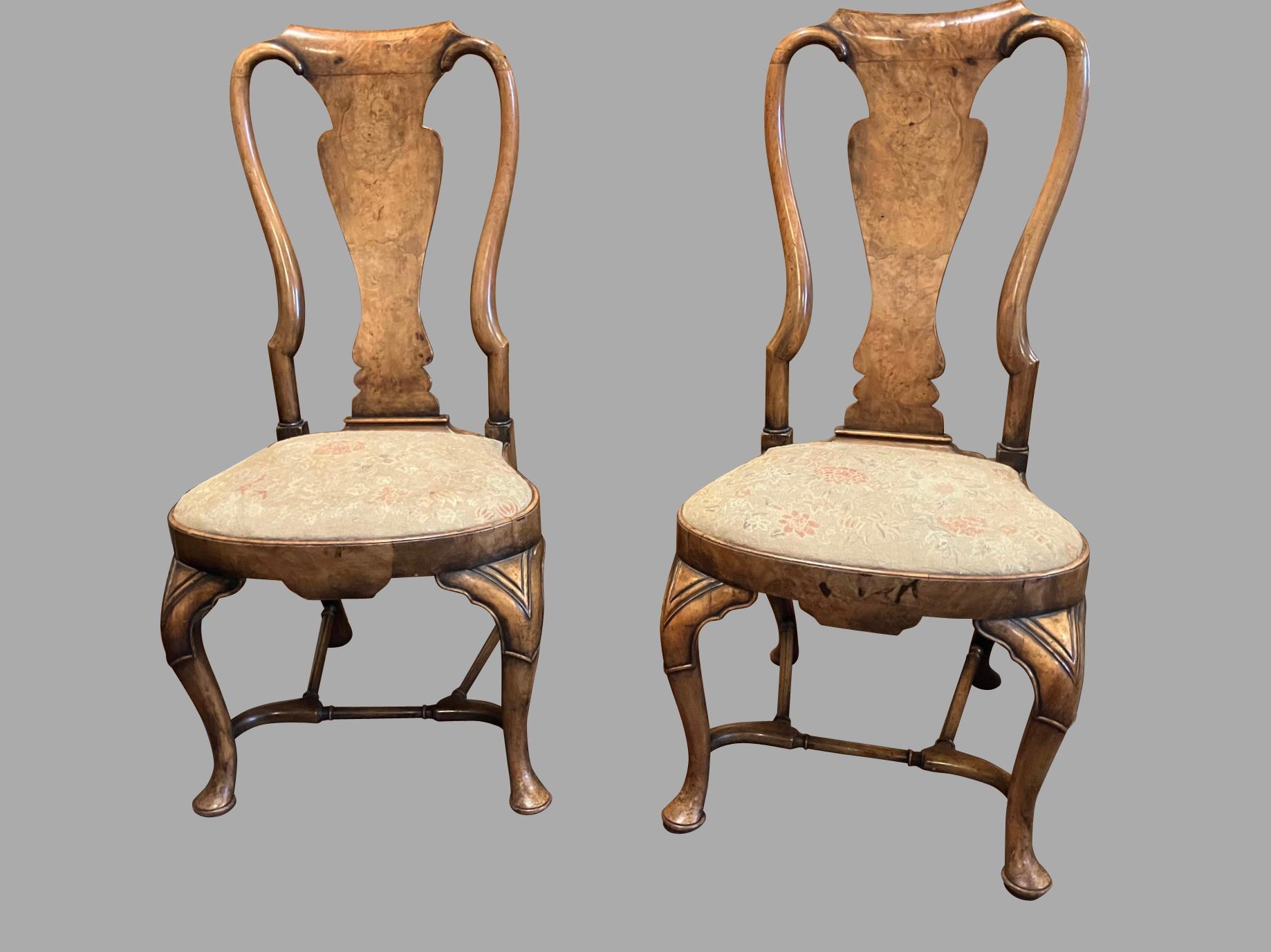 Une paire de chaises latérales en noyer de style Queen Anne de très bonne qualité, fabriquées par la firme W. Charles Tozer, Londres. Tozer a travaillé à la fin du XIXe siècle en réalisant des reproductions de superbe qualité d'antiquités anglaises