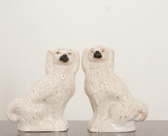 Paire de chiens anglais blancs du Staffordshire