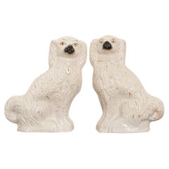 Paire de chiens anglais blancs du Staffordshire