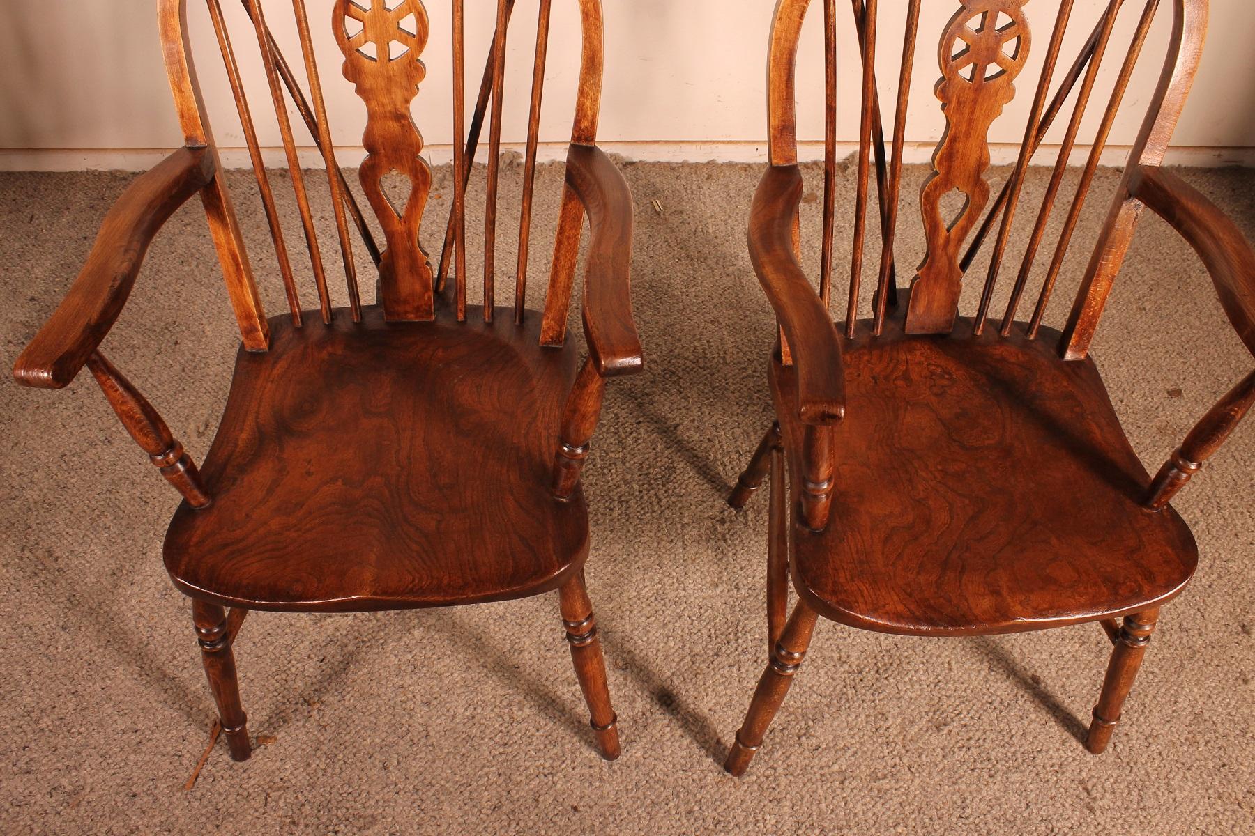 Pair of English Windsor Armchairs from the 19th Century 4