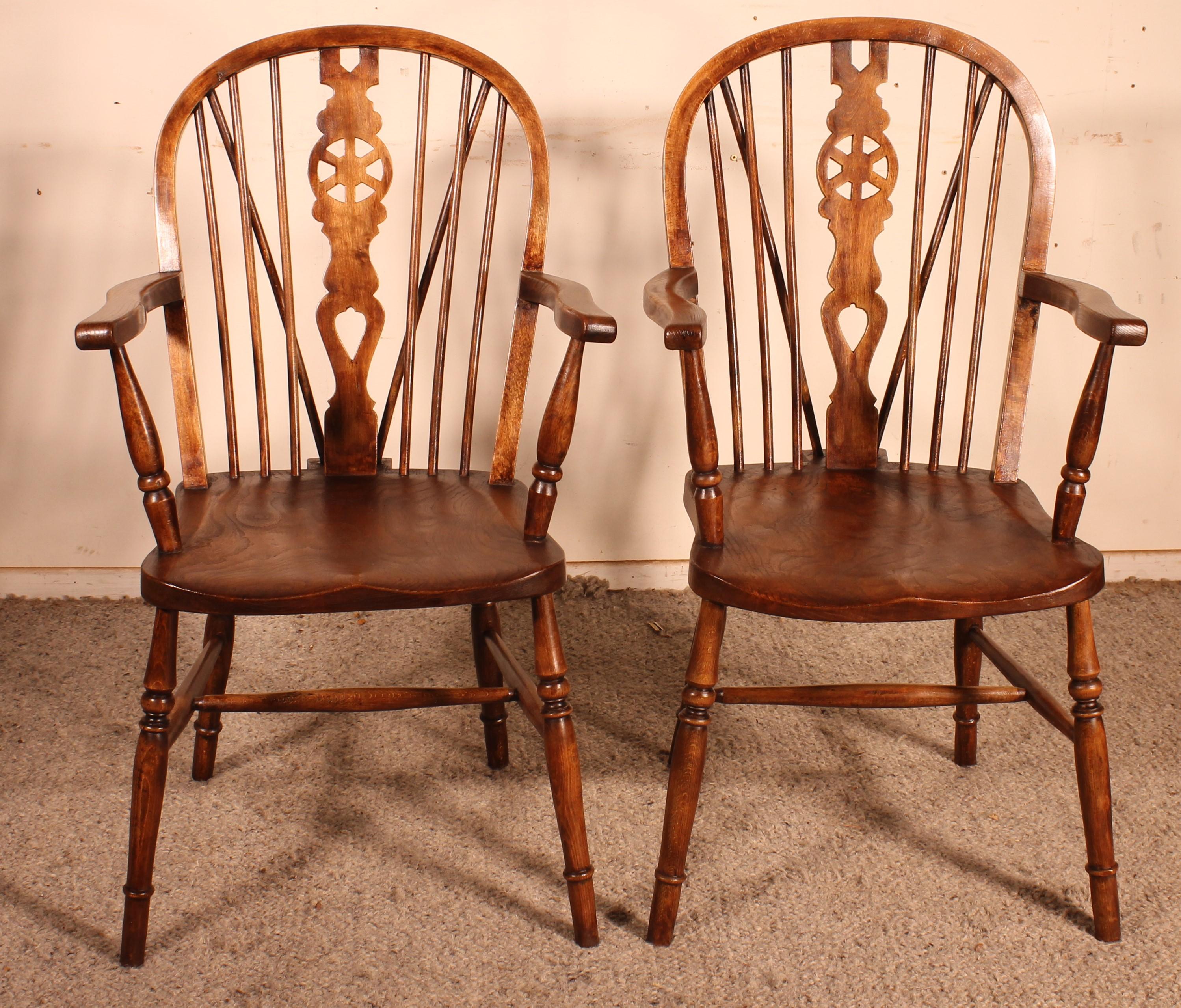 a fine pair of English windsor armchairs from the 19th century in elm and chestnut

Very beautiful armchairs of good quality and which have an elegant base and a decoration on the back called Wheelback

Very beautiful patina and in superb