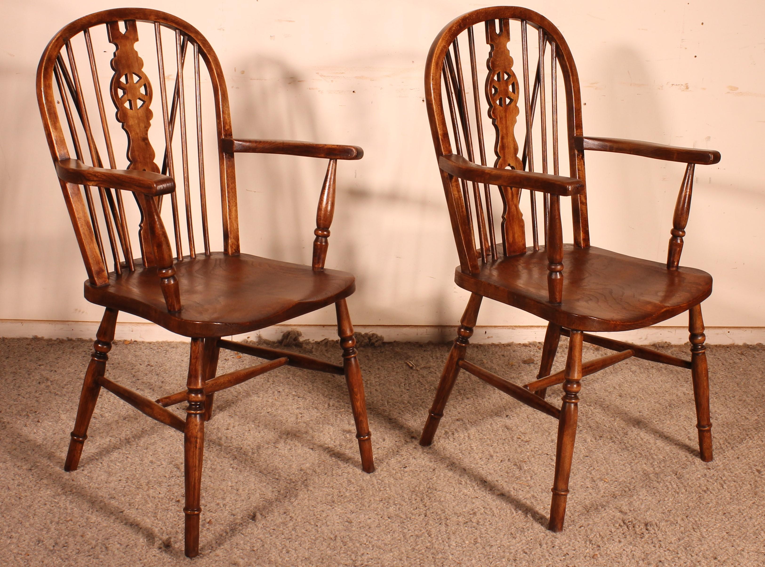 Pair of English Windsor Armchairs from the 19th Century In Good Condition In Brussels, Brussels