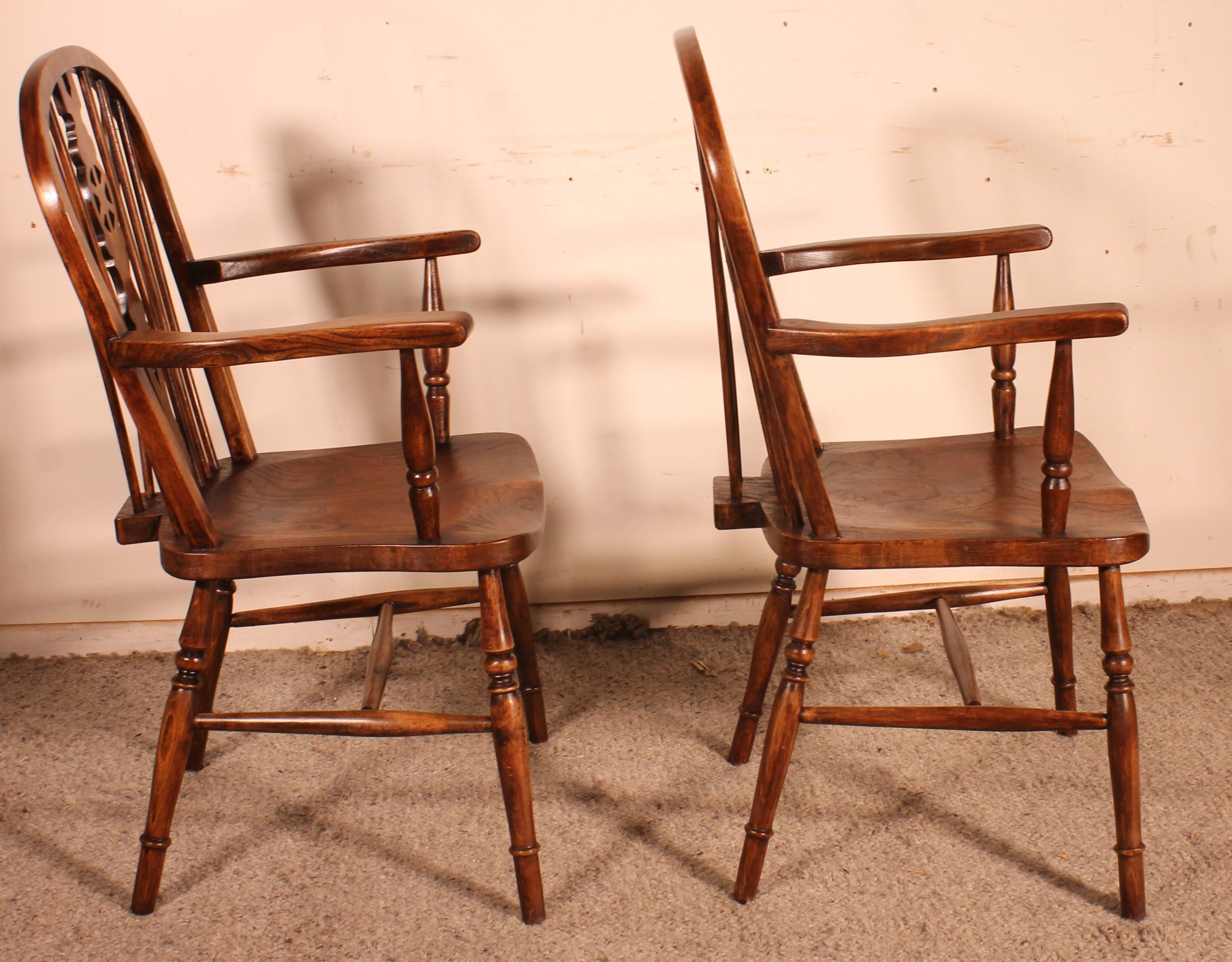 Chestnut Pair of English Windsor Armchairs from the 19th Century