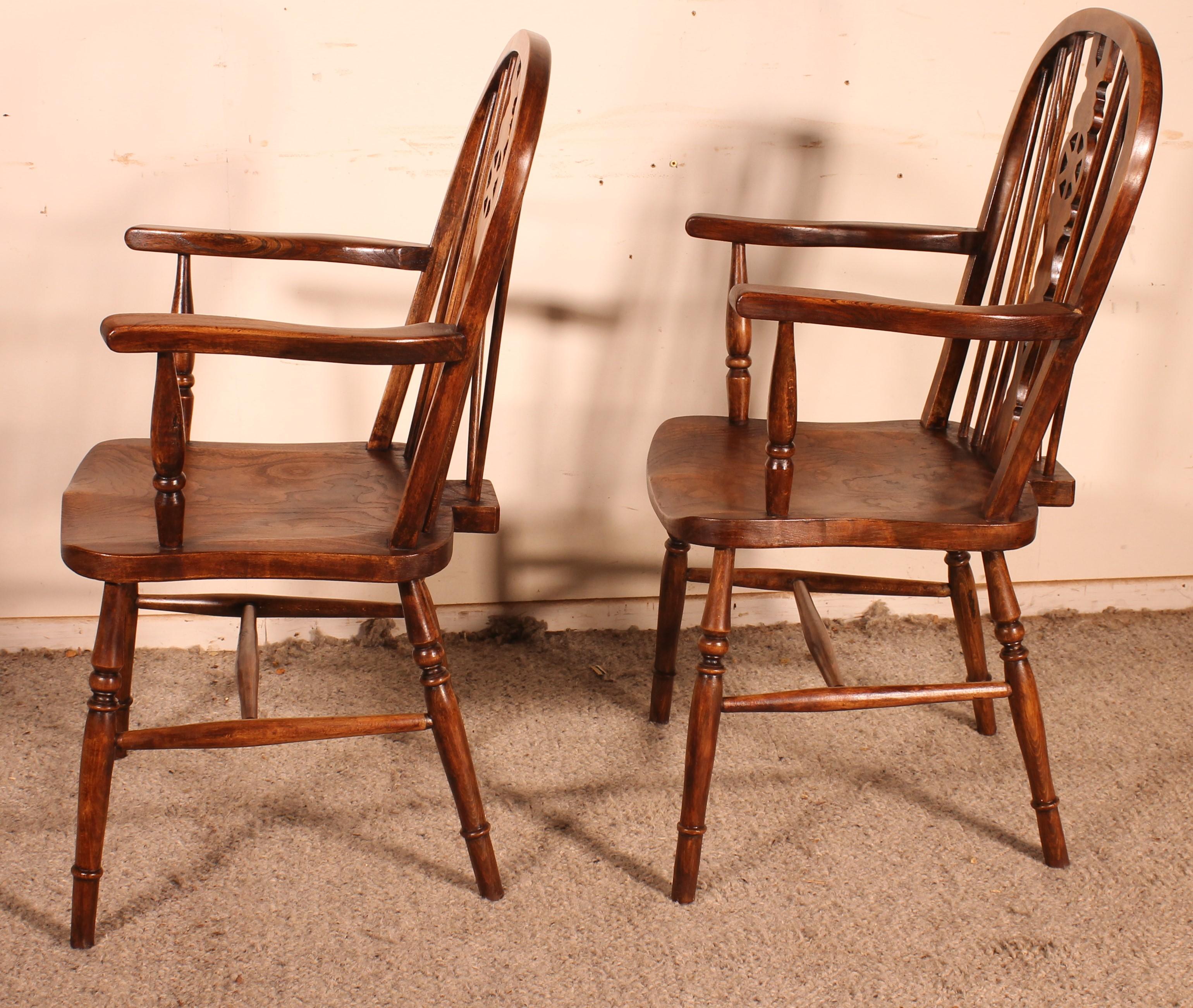 Pair of English Windsor Armchairs from the 19th Century 2