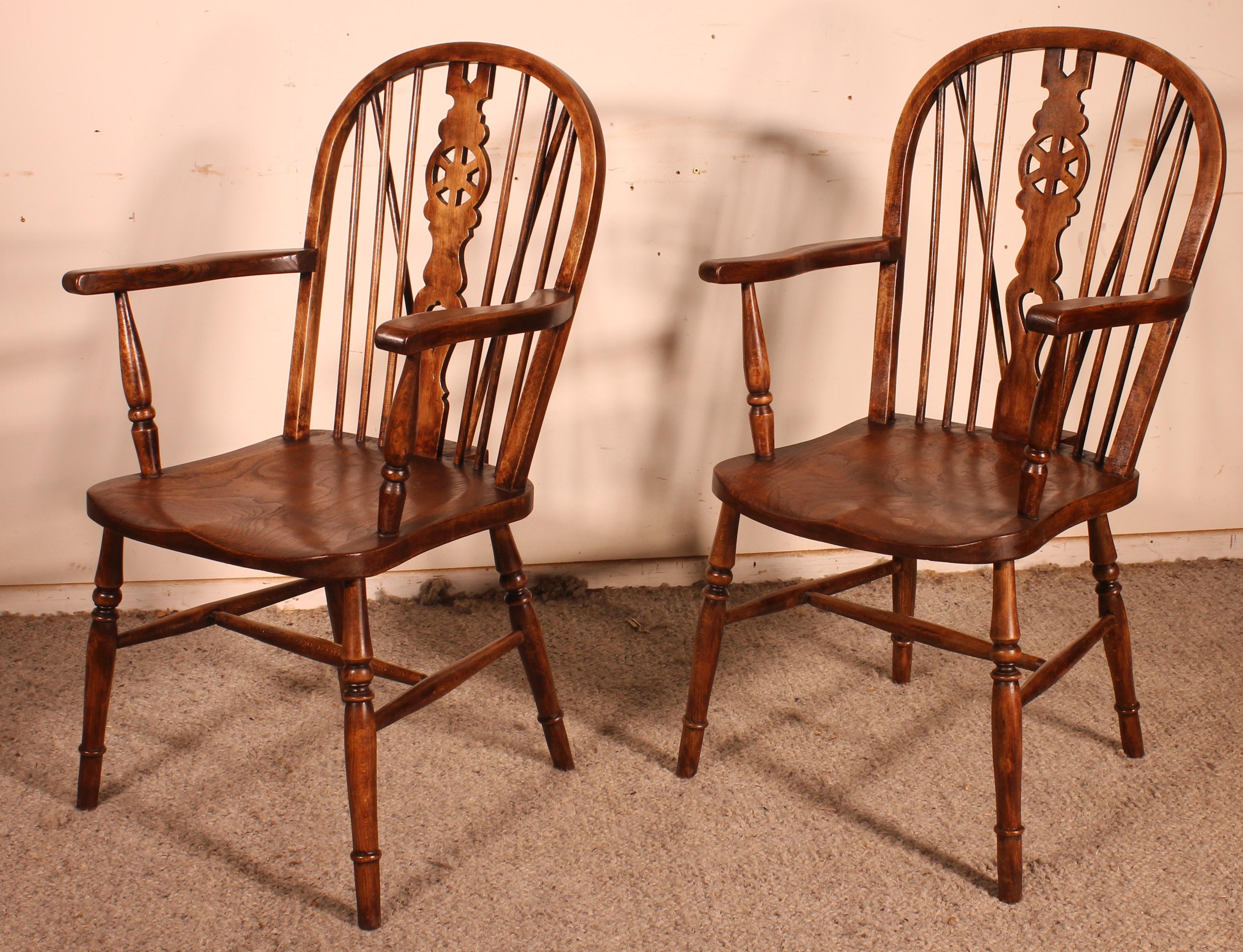 Pair of English Windsor Armchairs from the 19th Century 3