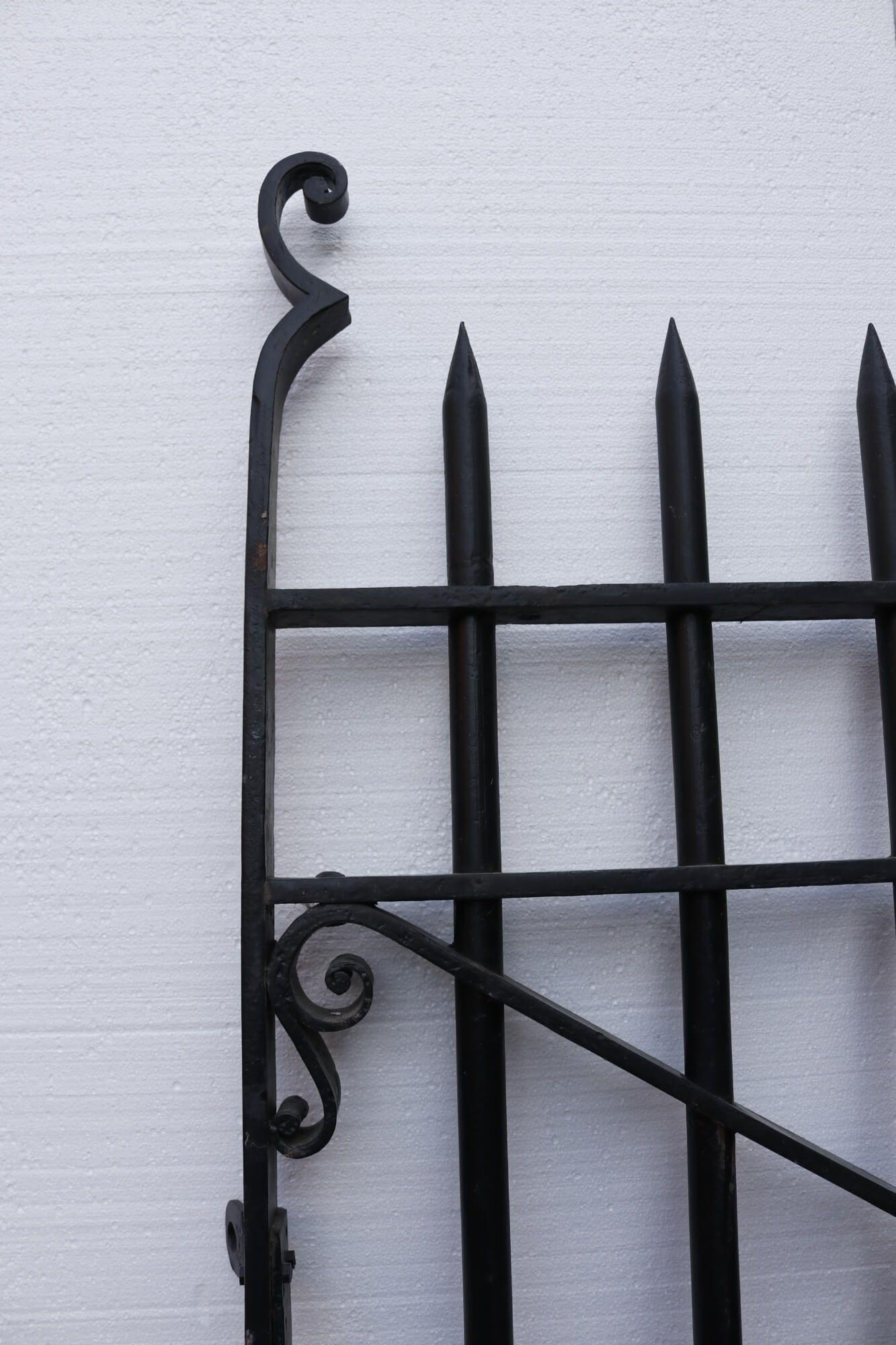 Pair of English Wrought Iron Driveway Gates 427cm (14ft) In Fair Condition For Sale In Wormelow, Herefordshire