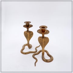 Paar gravierte Messing-Kobra-Kerzenleuchter - böhmischer Stil, 1960er