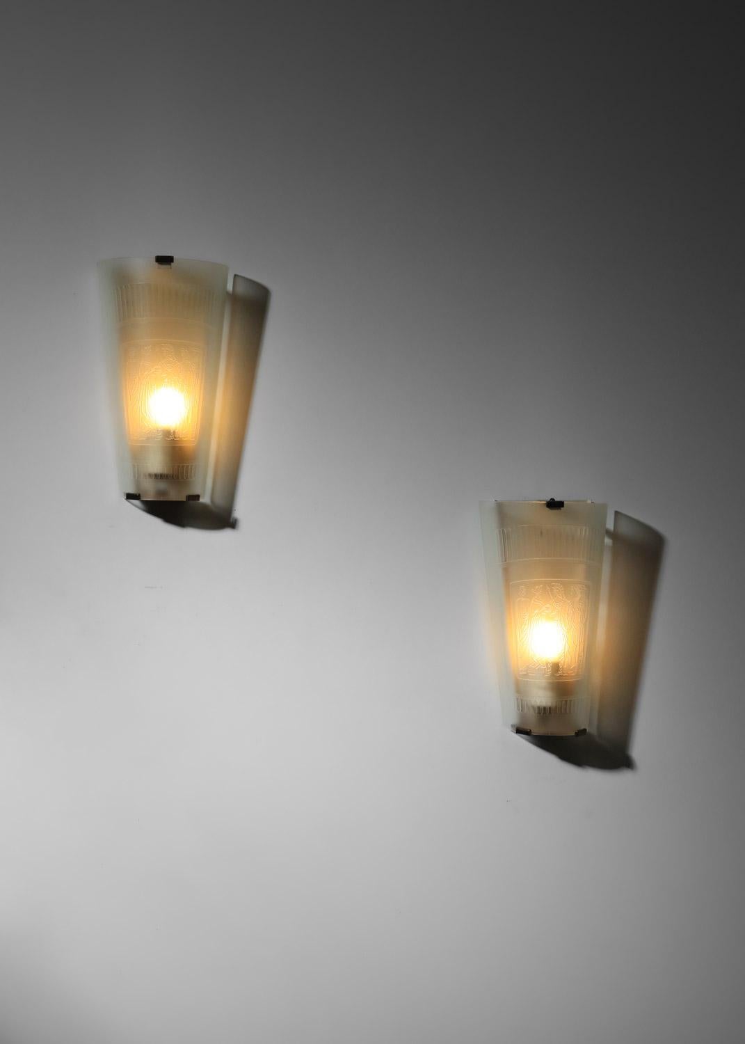 French Pair of engraved glass wall lamps with antique decoration For Sale