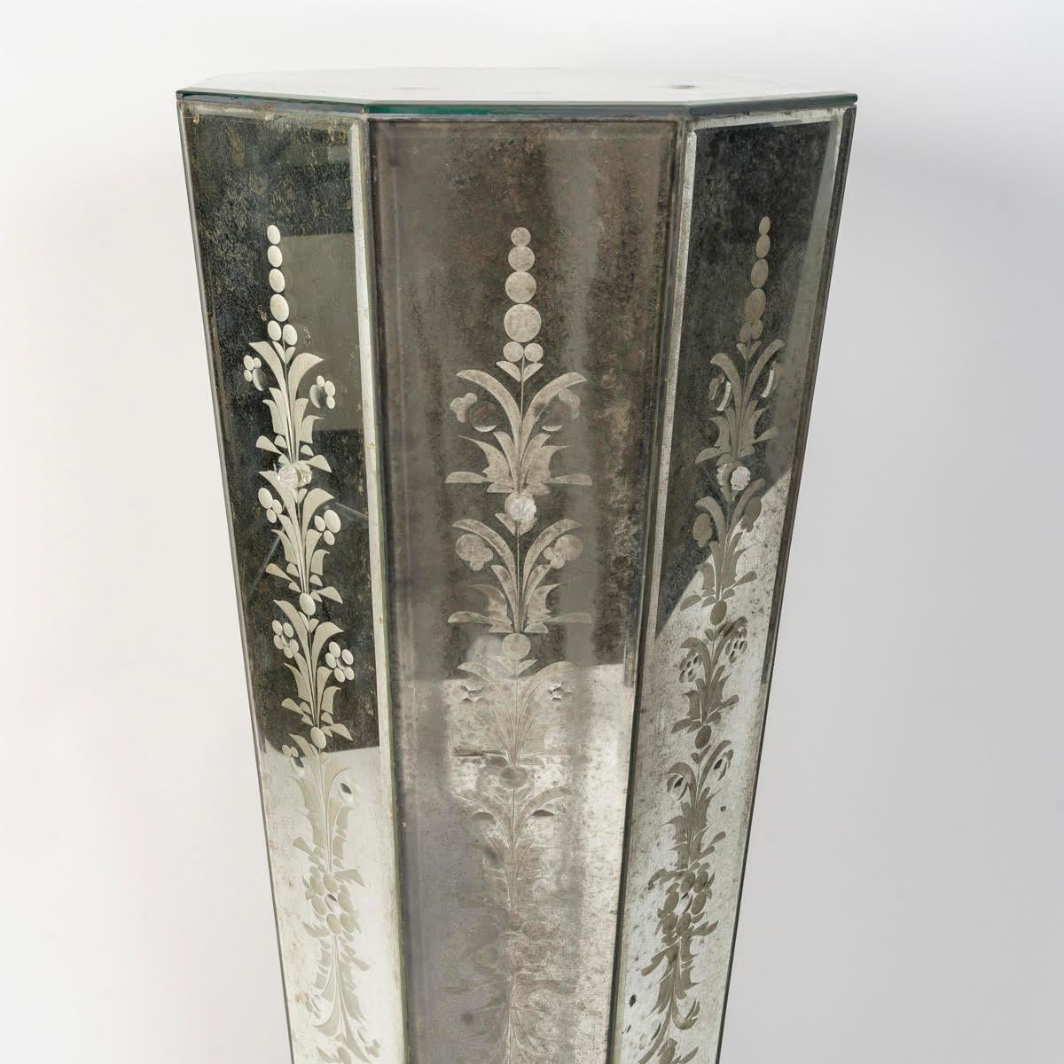 Paar gravierte Spiegelsäulen, 20. Jahrhundert, venezianisches Werk.

Paar Säulen in gravierten Spiegeln mit Blumen, 20. Jahrhundert im Stil Napoleon III, venezianische Arbeit.
H: 100cm, T: 30cm