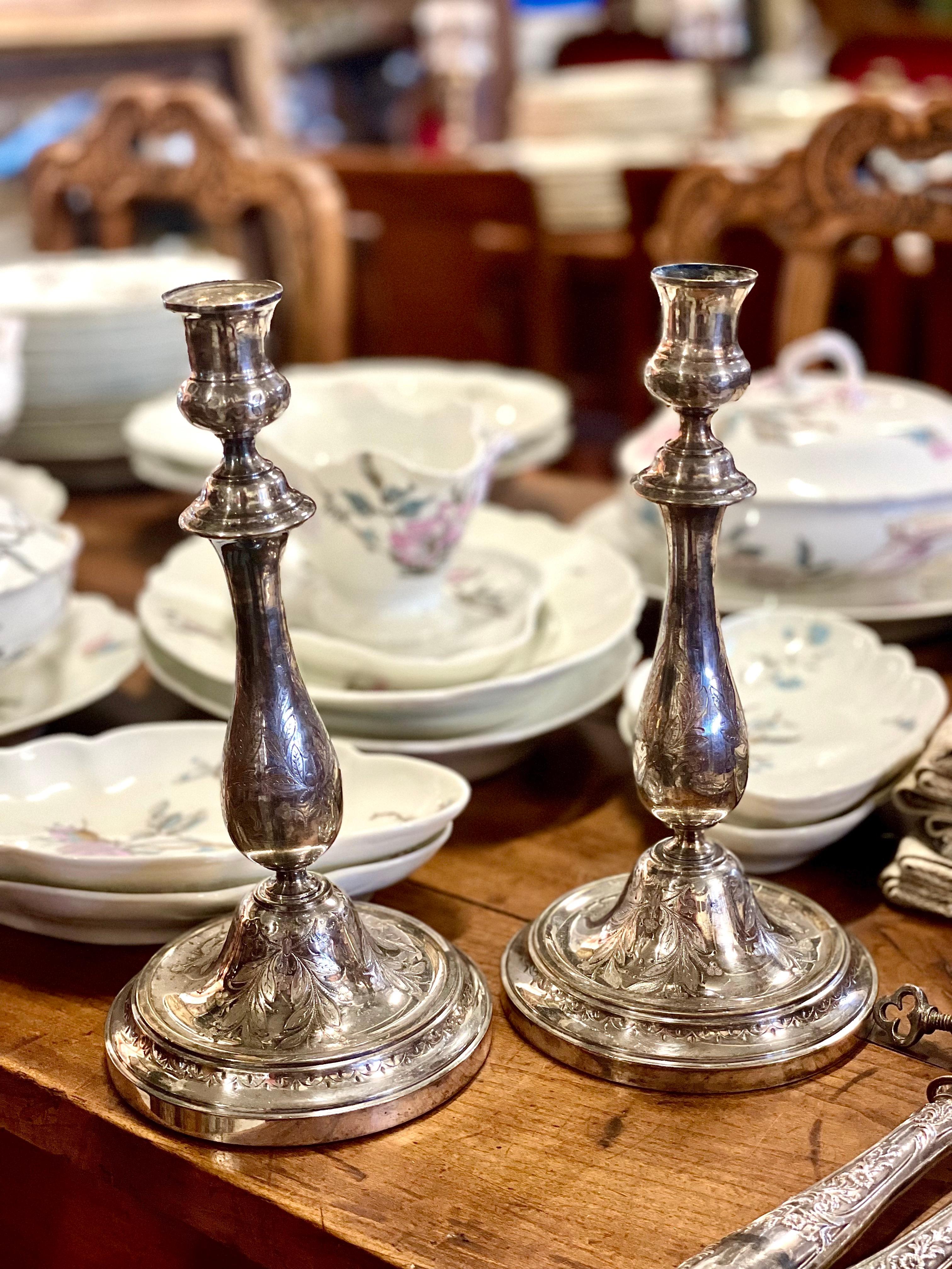 Pair of Parisian Engraved Silver Plated Candlestick Holders by Cailar Bayard In Good Condition For Sale In LA CIOTAT, FR