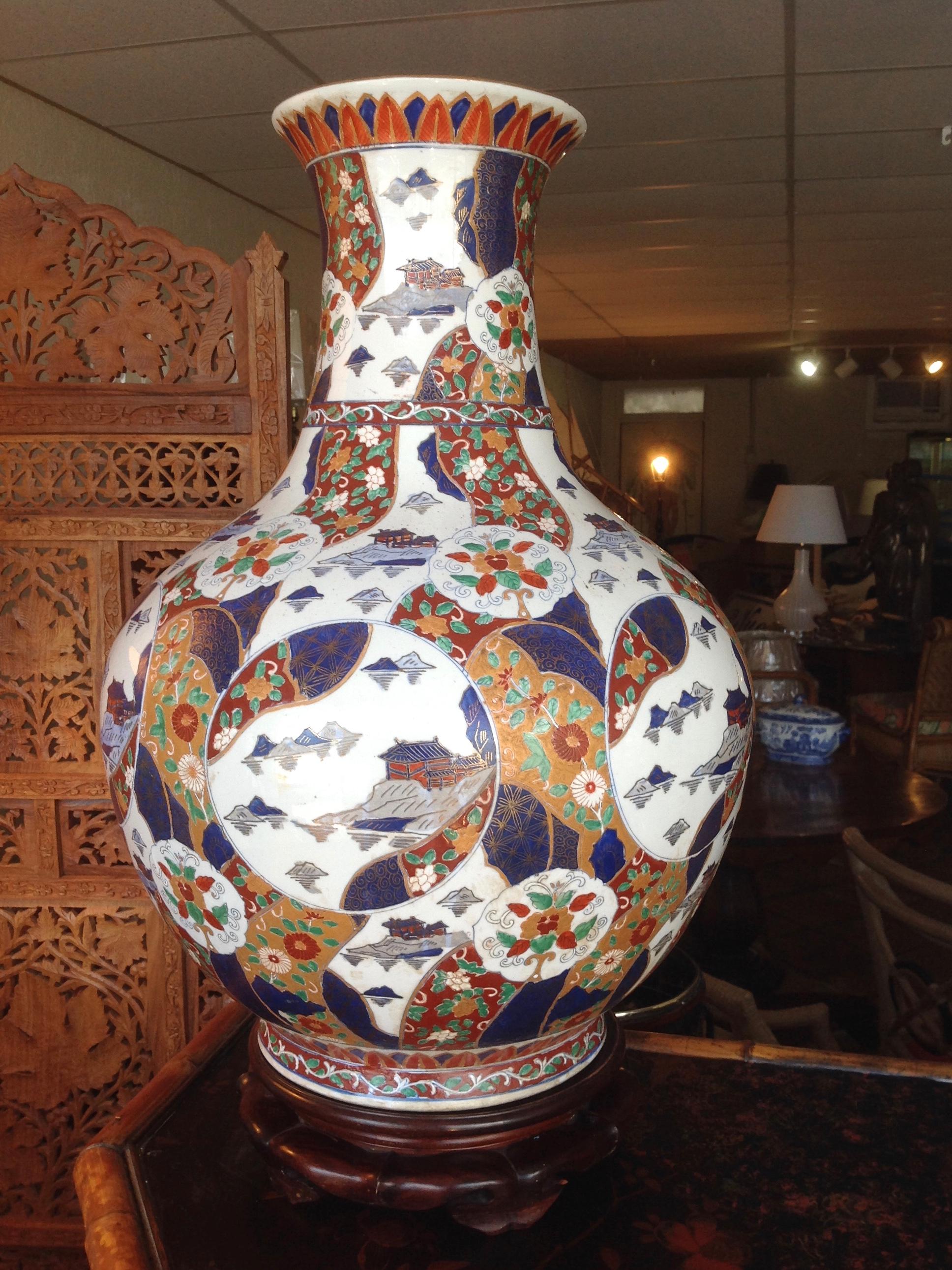 Pair of Enormous Imari Vases In Good Condition In West Palm Beach, FL