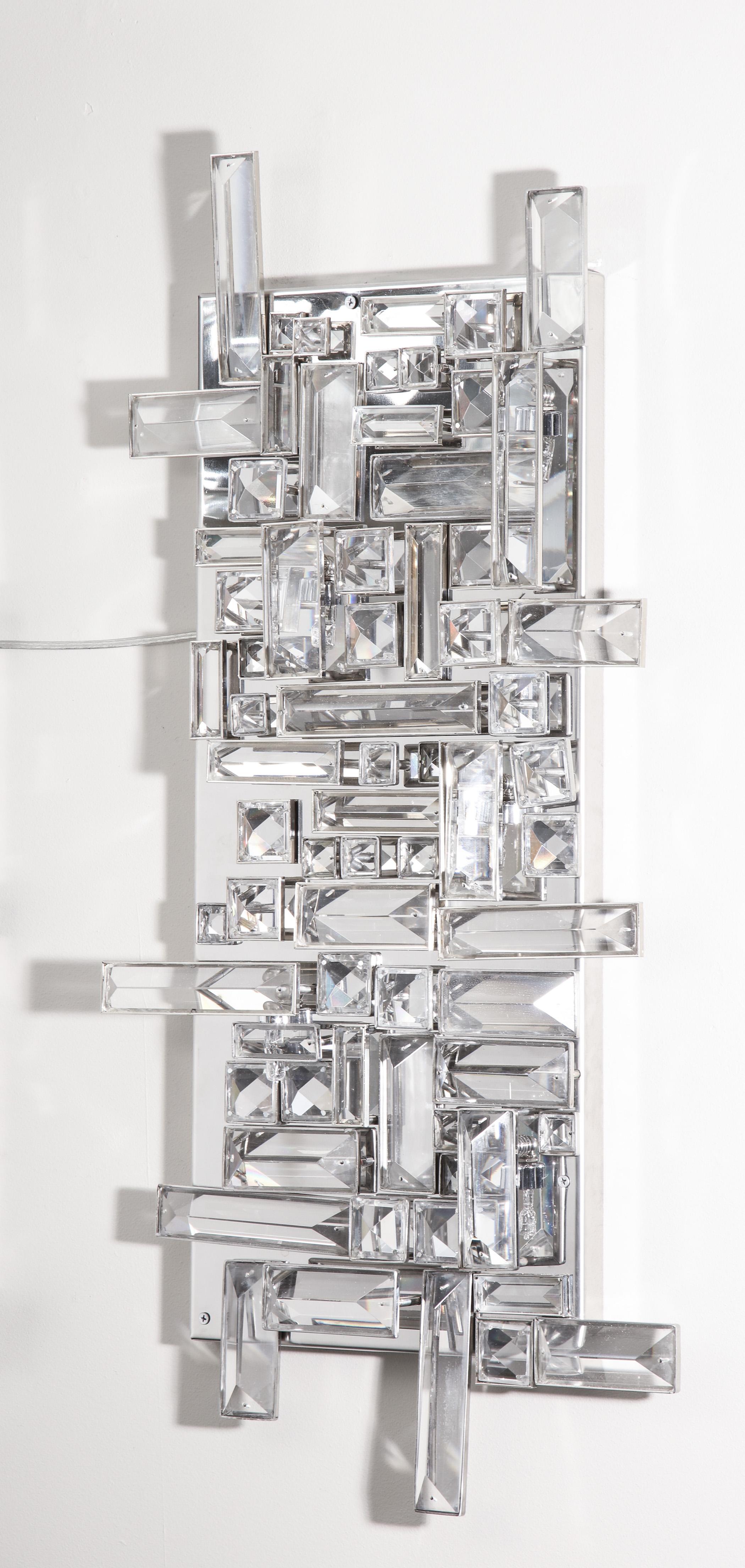 Ein Paar riesige Wandleuchter aus poliertem Nickel mit österreichischen Baguette-Kristallen (Poliert) im Angebot