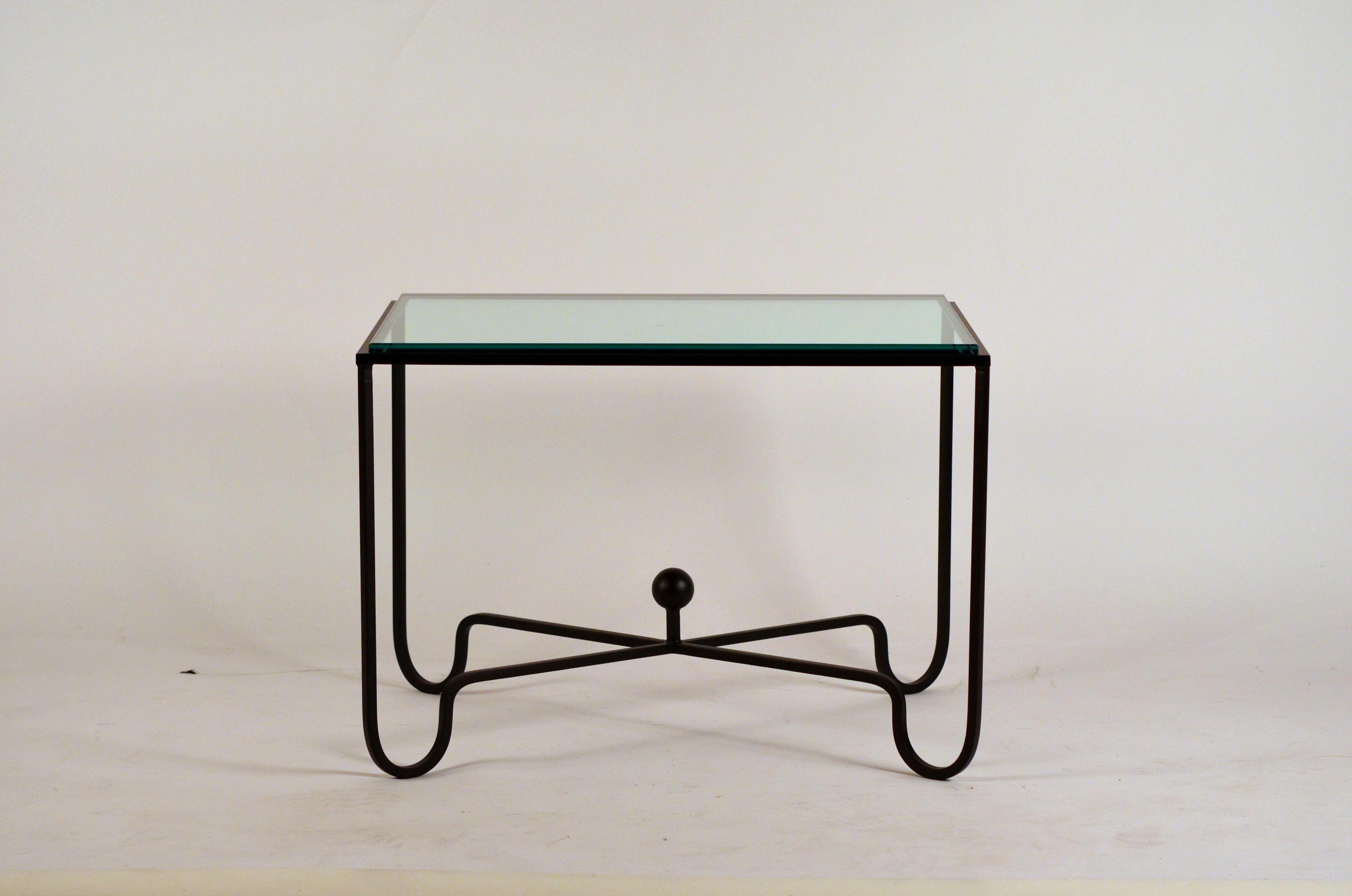 Paire de tables d'appoint 'Entretoise' en verre épais et noir mat de Design Frères. Elle peut également être utilisée comme table basse en deux parties.