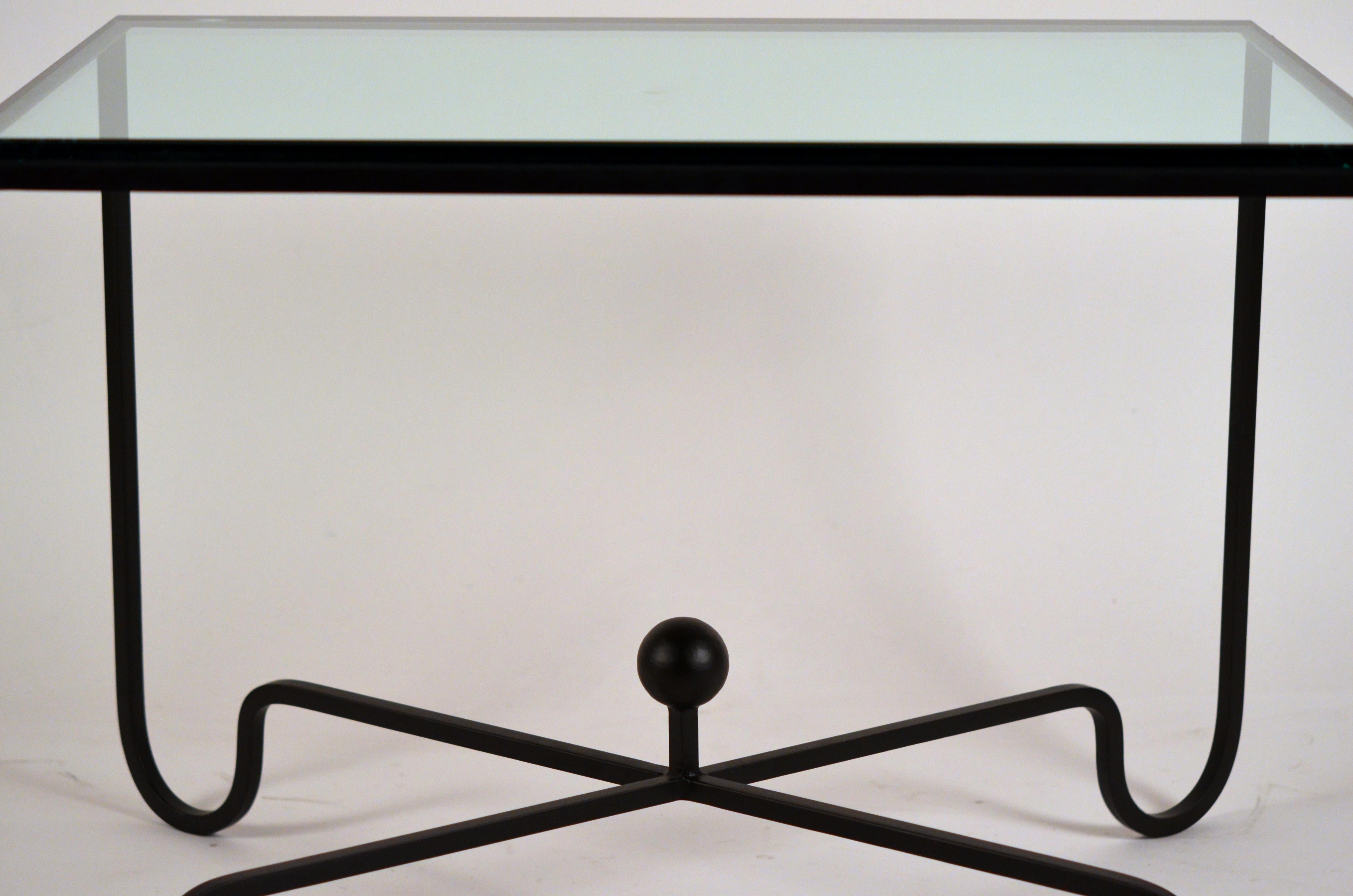 Paar 'Entretoise' Endtische aus mattem Schwarz und dickem Glas von Design Frères (21. Jahrhundert und zeitgenössisch) im Angebot