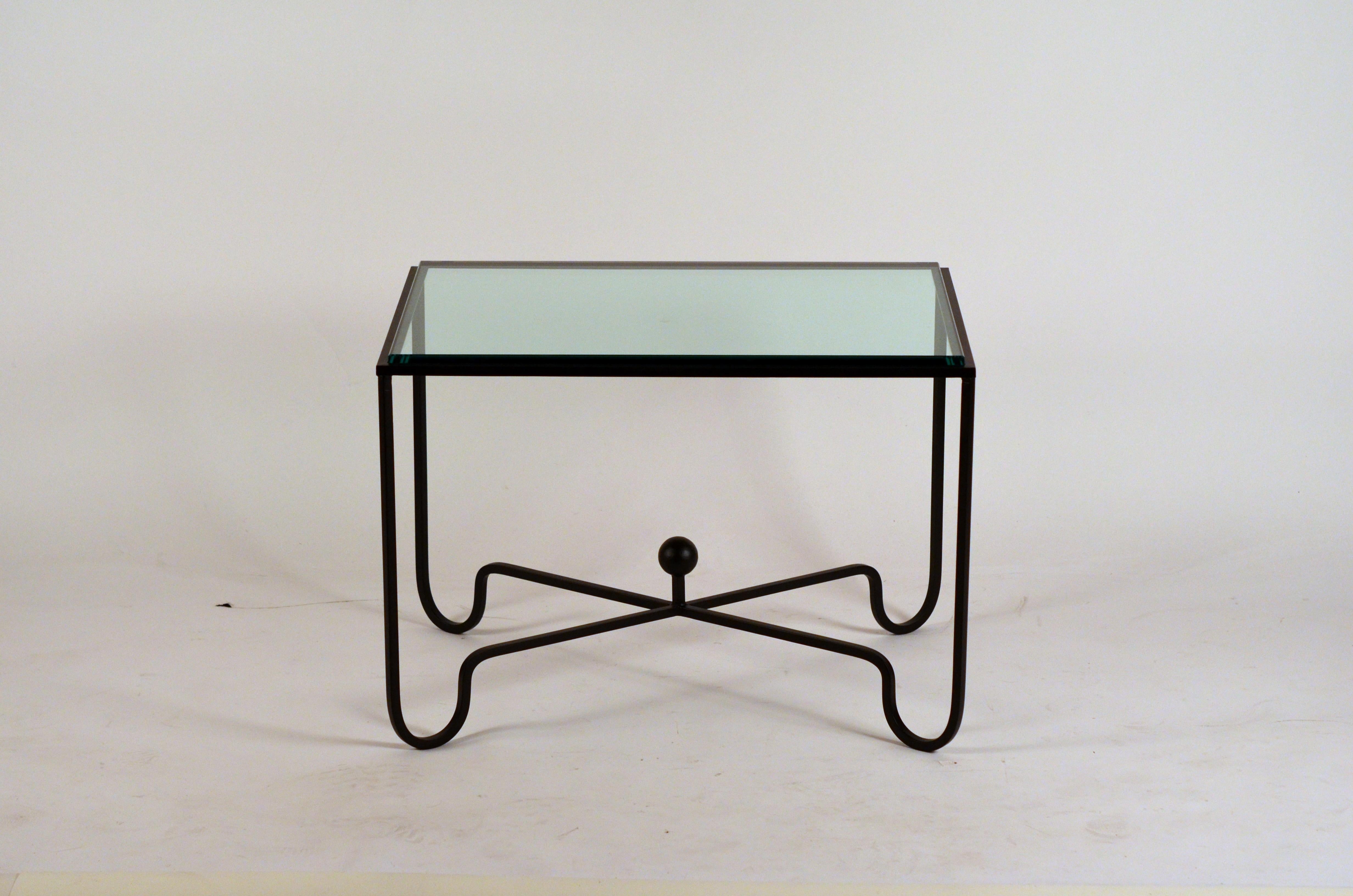 Paar 'Entretoise' Endtische aus mattem Schwarz und dickem Glas von Design Frères im Angebot 1