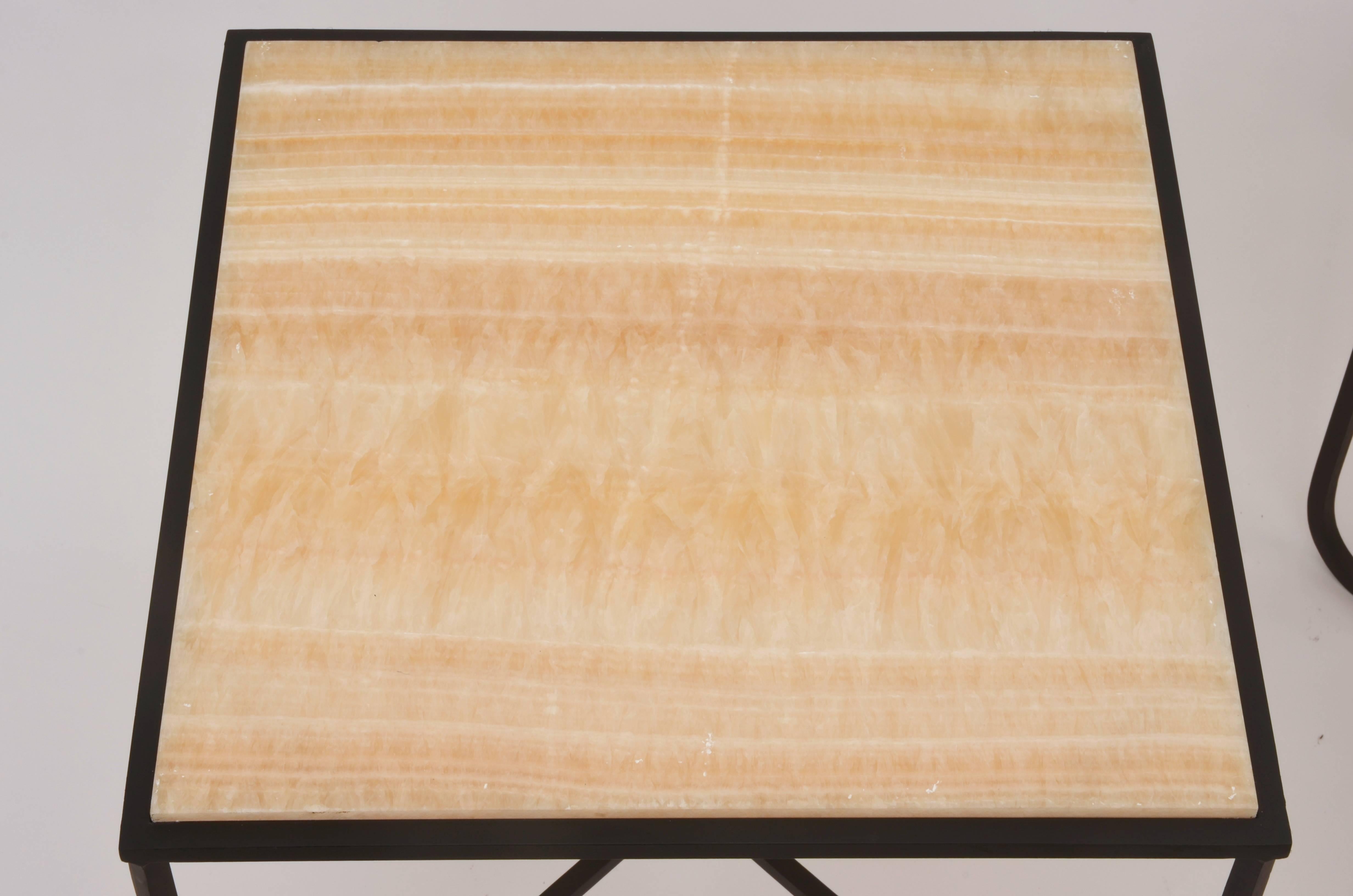 Beistelltische aus Schmiedeeisen und Onyx mit „Entretoise“-Muster von Design Frres, Paar im Zustand „Hervorragend“ im Angebot in Los Angeles, CA