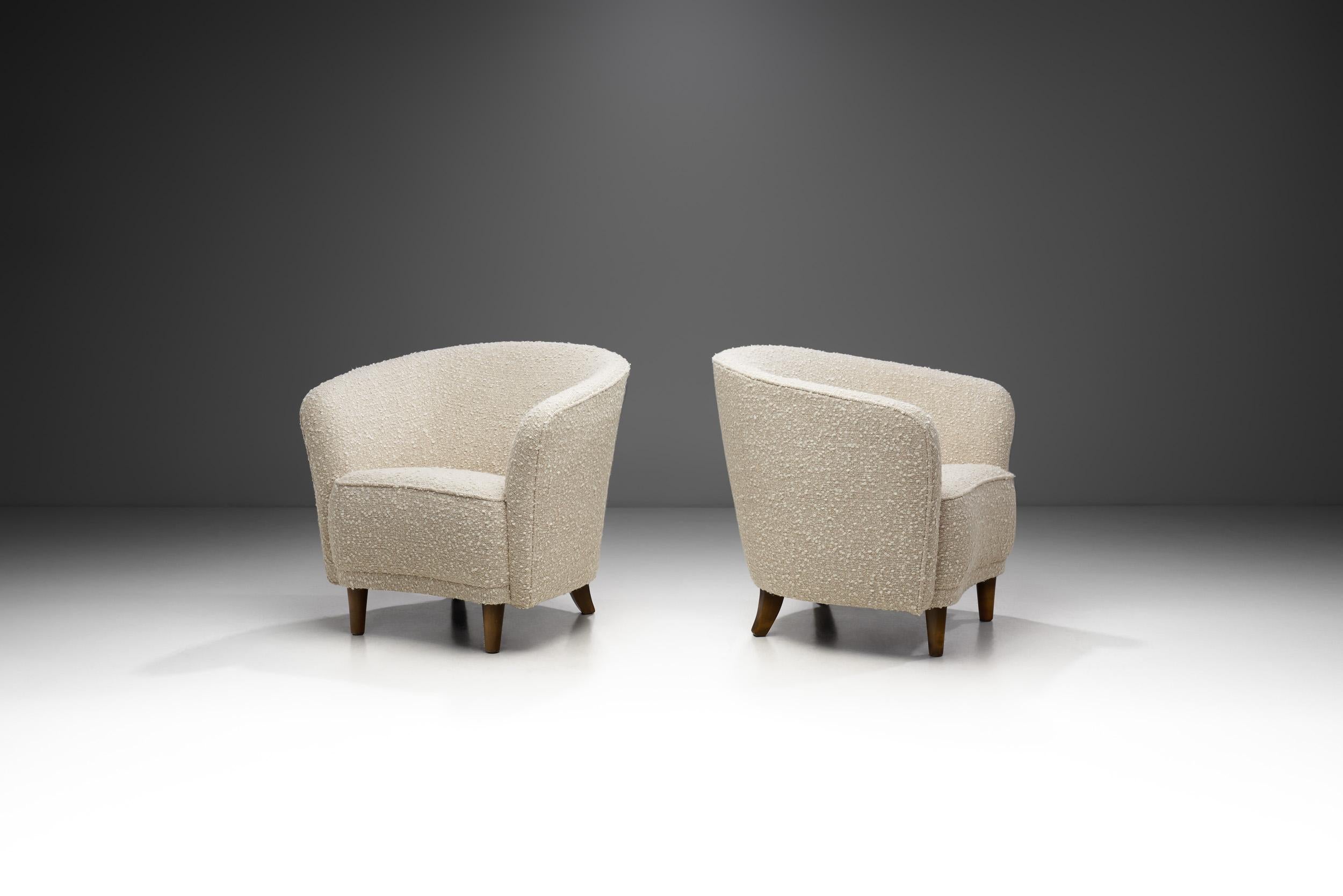 Con un aspecto elegantemente acogedor, estas sillas son elegantes ejemplos de la vertiente estética suave y curvada del modernismo de mediados de siglo en Europa. Adoptando la tendencia de abandonar la ornamentación en beneficio de la forma, el