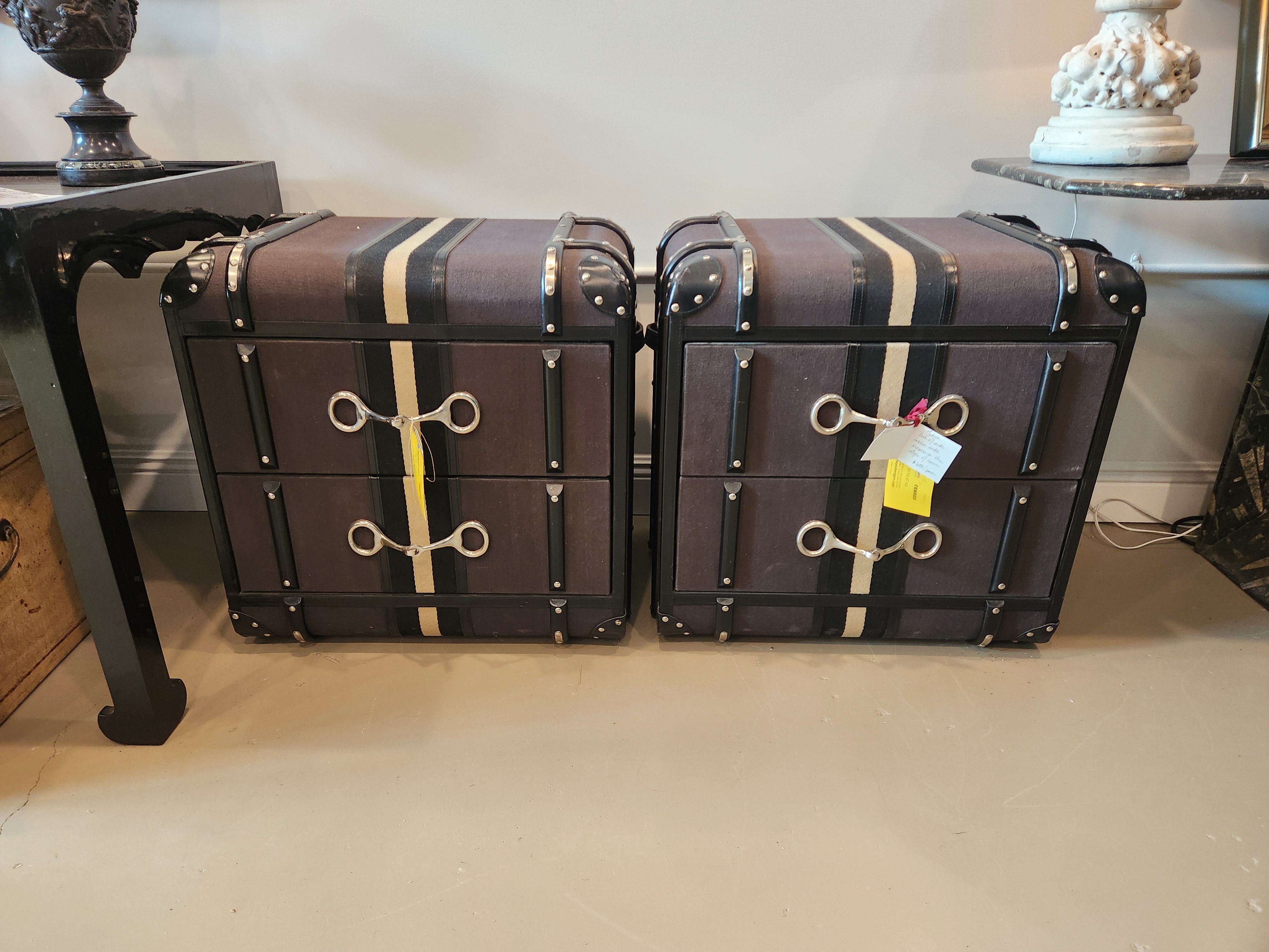 Ispirati ai bauli da viaggio vintage e ai motivi classici dell'equitazione, questi pezzi combinano la funzionalità con una presenza decorativa distintiva.
Avvolti in un tessuto in stile tela color antracite, questi pettorali presentano audaci