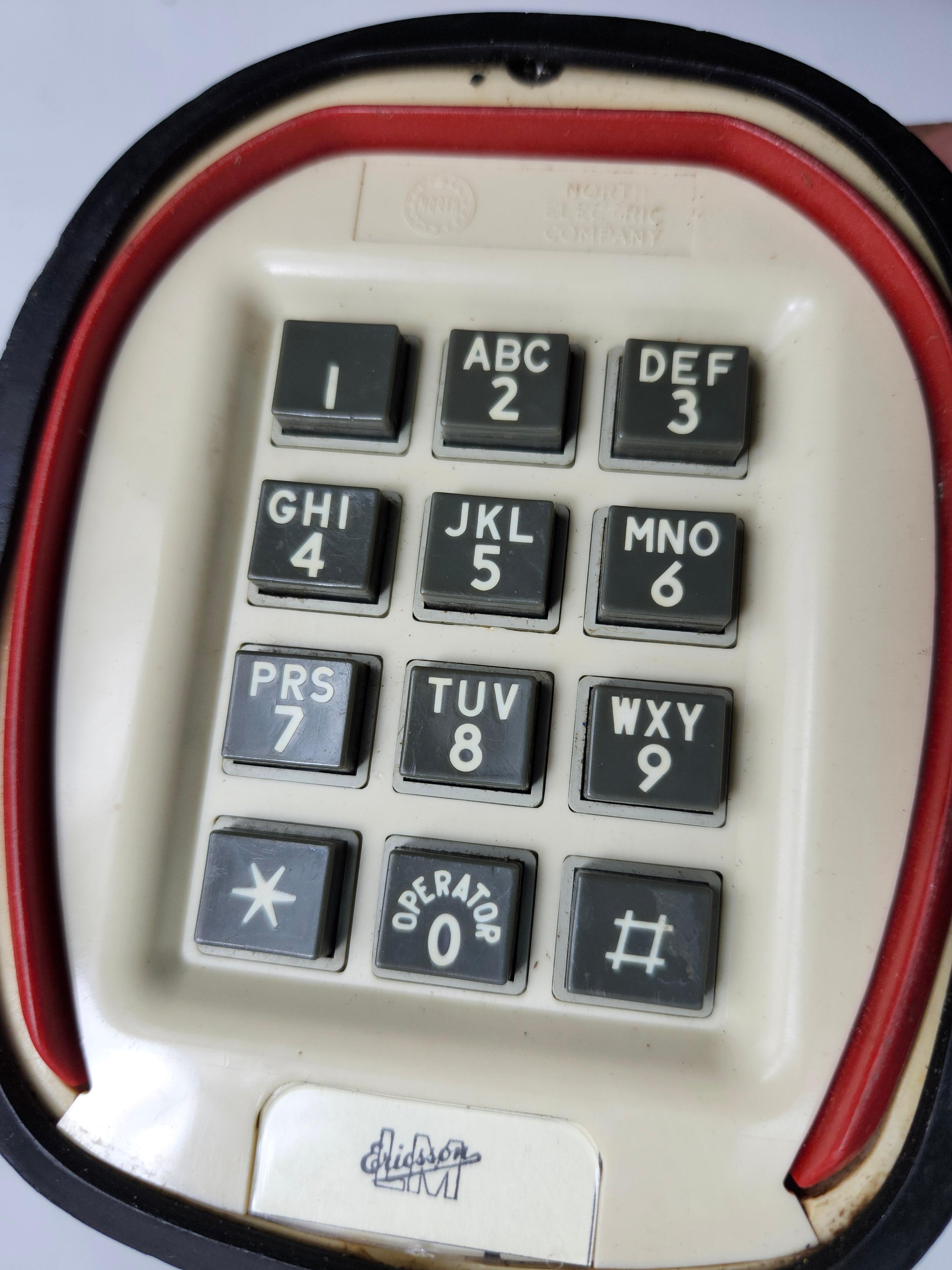 Fabuleuse paire de téléphones monoblocs Ericsson en provenance de Suède. Un Rotary, un bouton poussoir. En excellent état vintage avec une usure minimale.  Les téléphones proviennent d'une grande Collectional, ils ont donc été bien entretenus. Prix