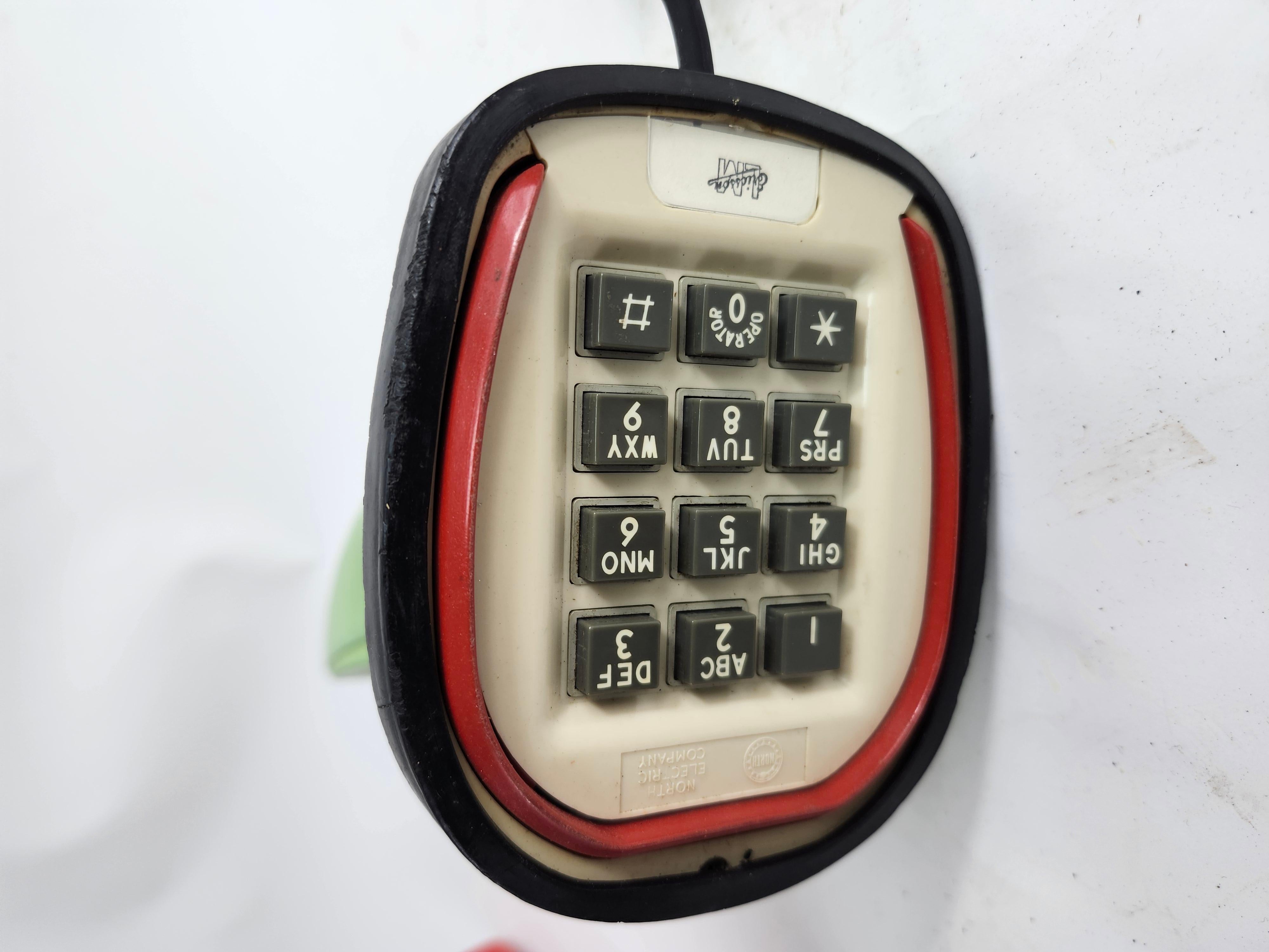Paire de téléphones art déco modernes Ericsson Rotary & Push Button Suède en vente 1